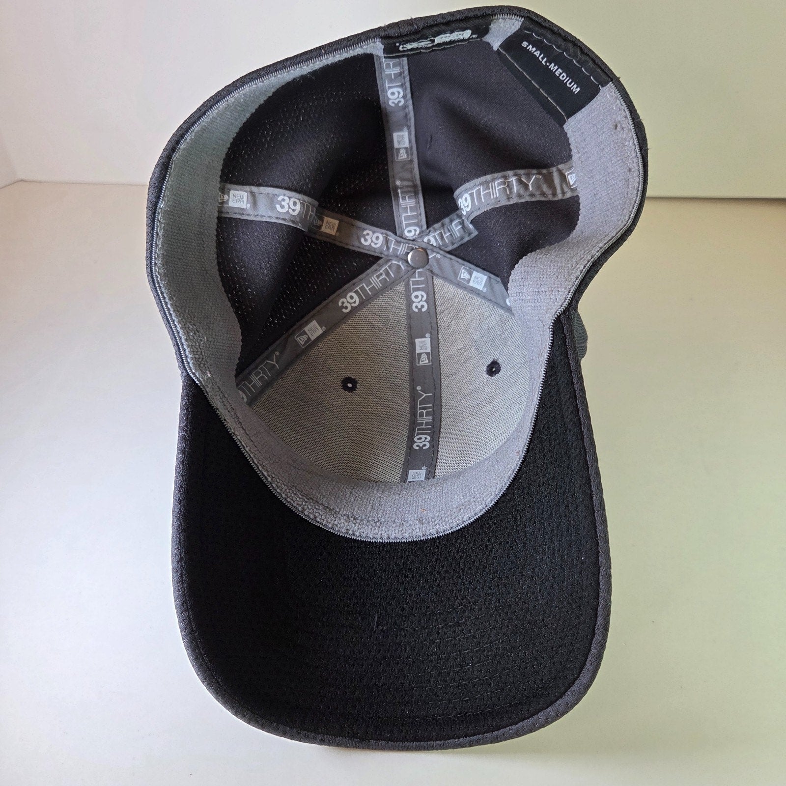 Wisconsin Badgers New Era 39THIRTY Fitted Hat Gray Mesh Size S/M Stretch Fit