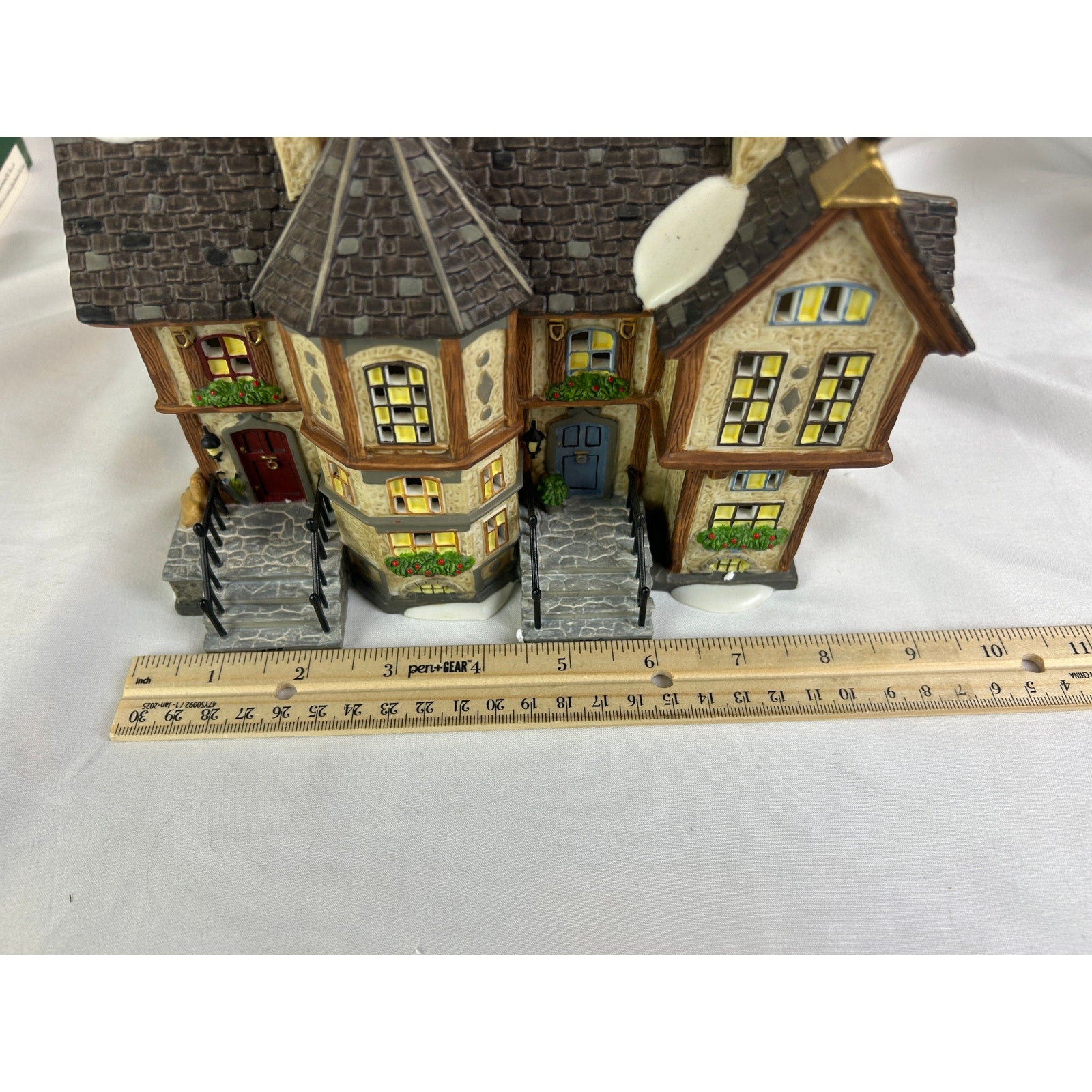 Department 56 Howard Street Row Houses Dickens Village 2004 Lighted Box