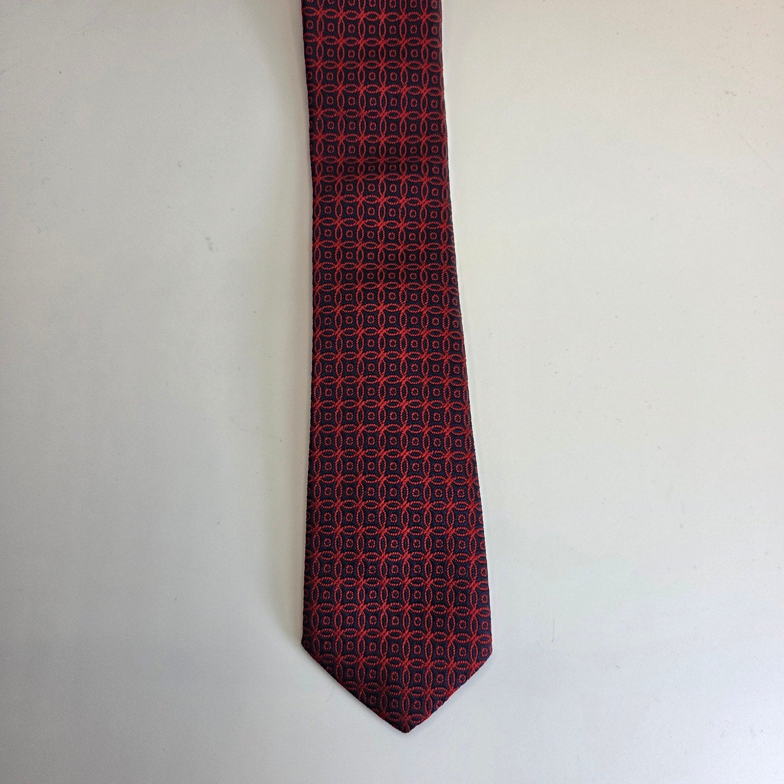 Vintage 1970s Woodward & Lothrop Mens Store Tie 4” Wide Burgundy Print