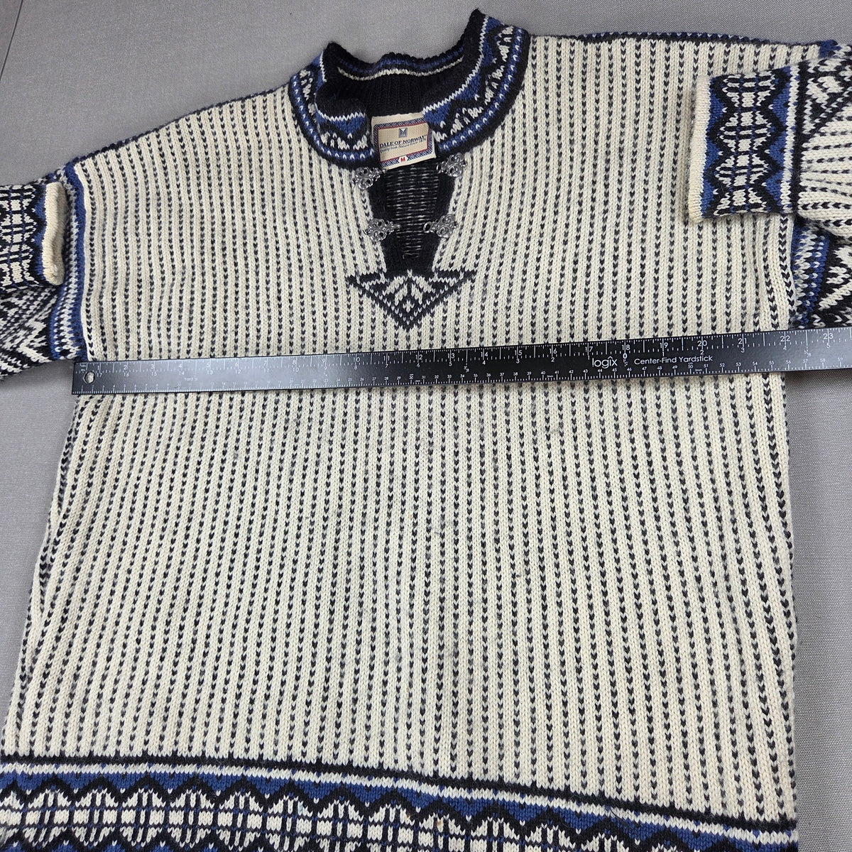 Dale of Norway Classic Wool Sweater Mens M Norwegian Knit Metal Clasps