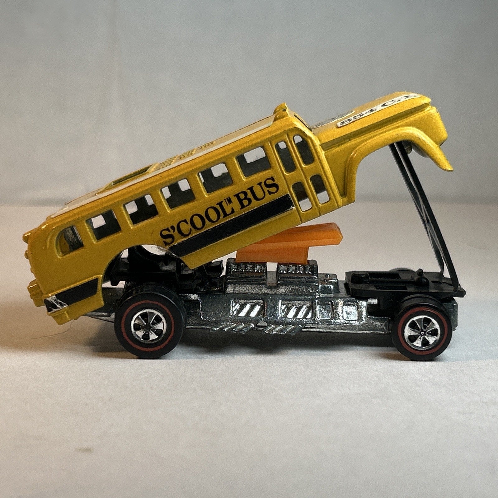 Hot Wheels Redline 1970 S’Cool Bus Yellow Near Mint w/ Button Heavyweights