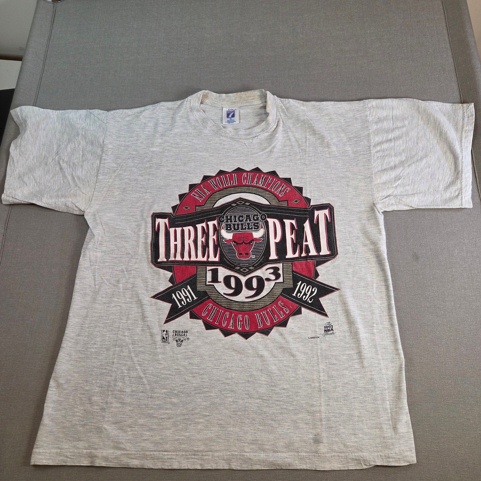 Vintage 1993 Chicago Bulls Three Peat Tee XL Logo 7 Light Grey