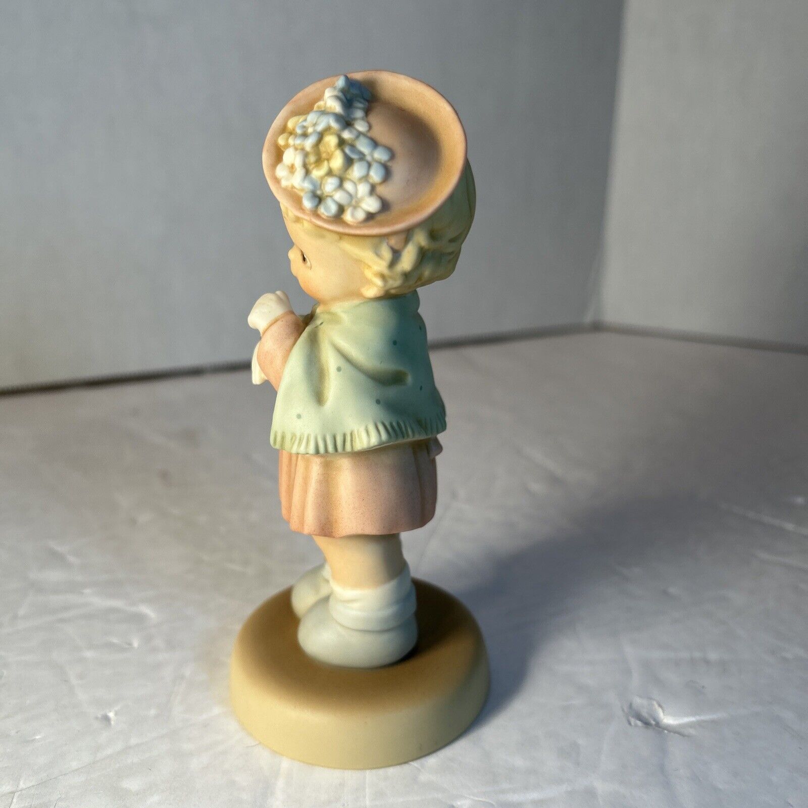 Enesco Memories of Yesterday Collectors Society 1995 "A Time to Celebrate" S0105