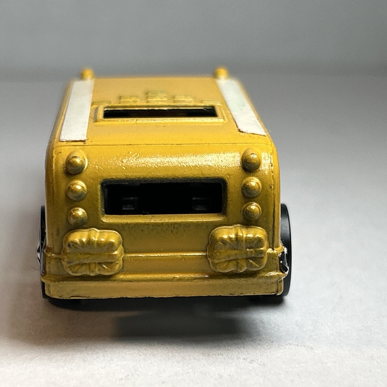 Hot Wheels Redline 1970 S’Cool Bus Yellow Near Mint w/ Button Heavyweights