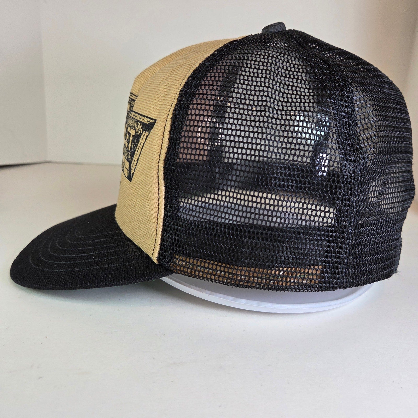 Vintage Chevrolet Bowtie Logo Trucker Hat Snapback Black Cream Mesh Foam Rot