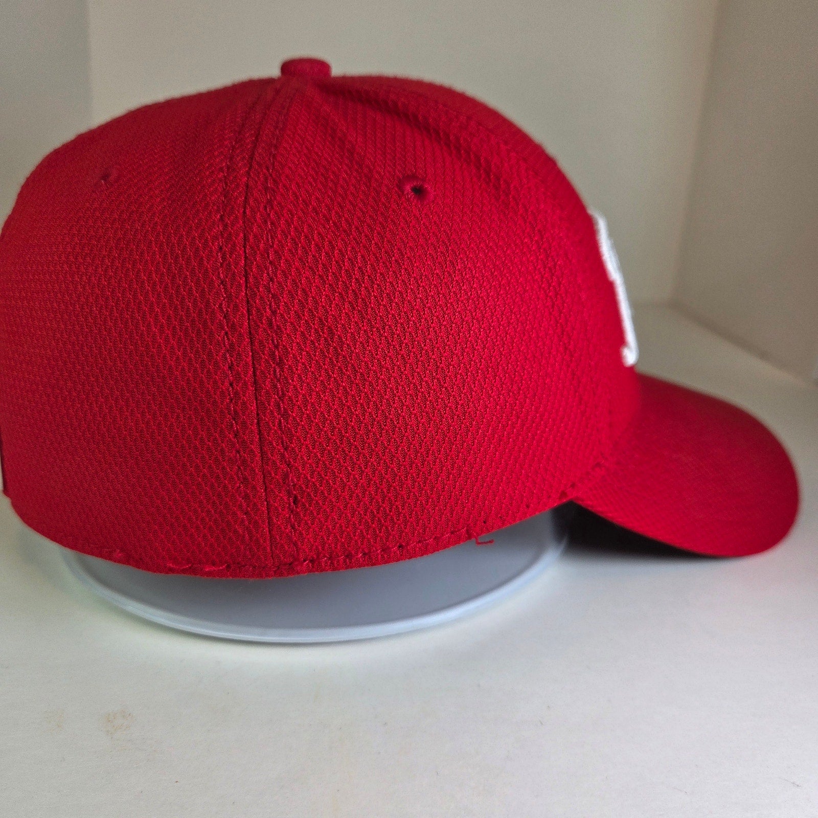 Titleist M/L Red Golf Cap A-Flex Fitted Mesh Polyester Hat White Logo