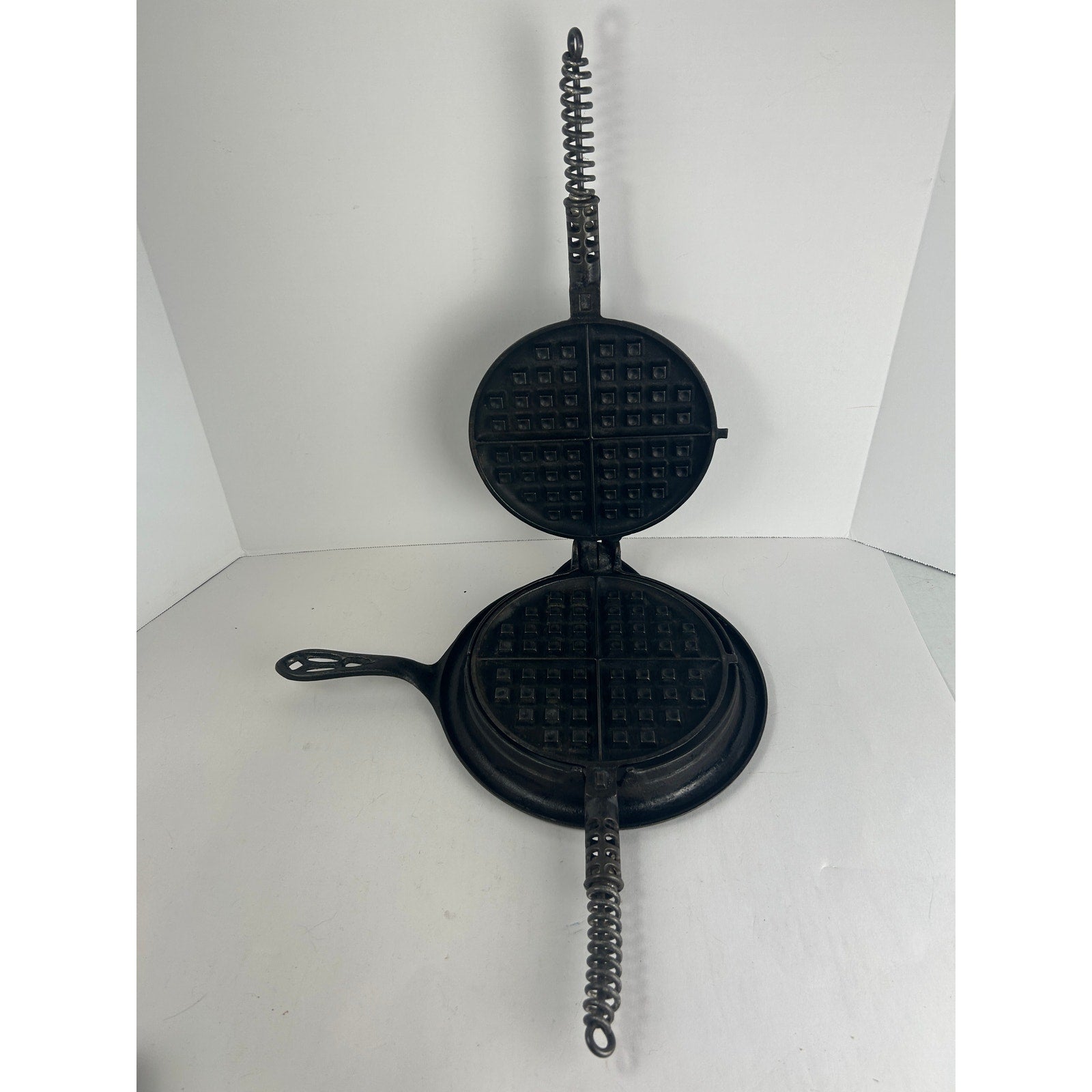 Antique Cast Iron Waffle Iron HSB Co Rey-O-Noc No 8 Griswold Patent