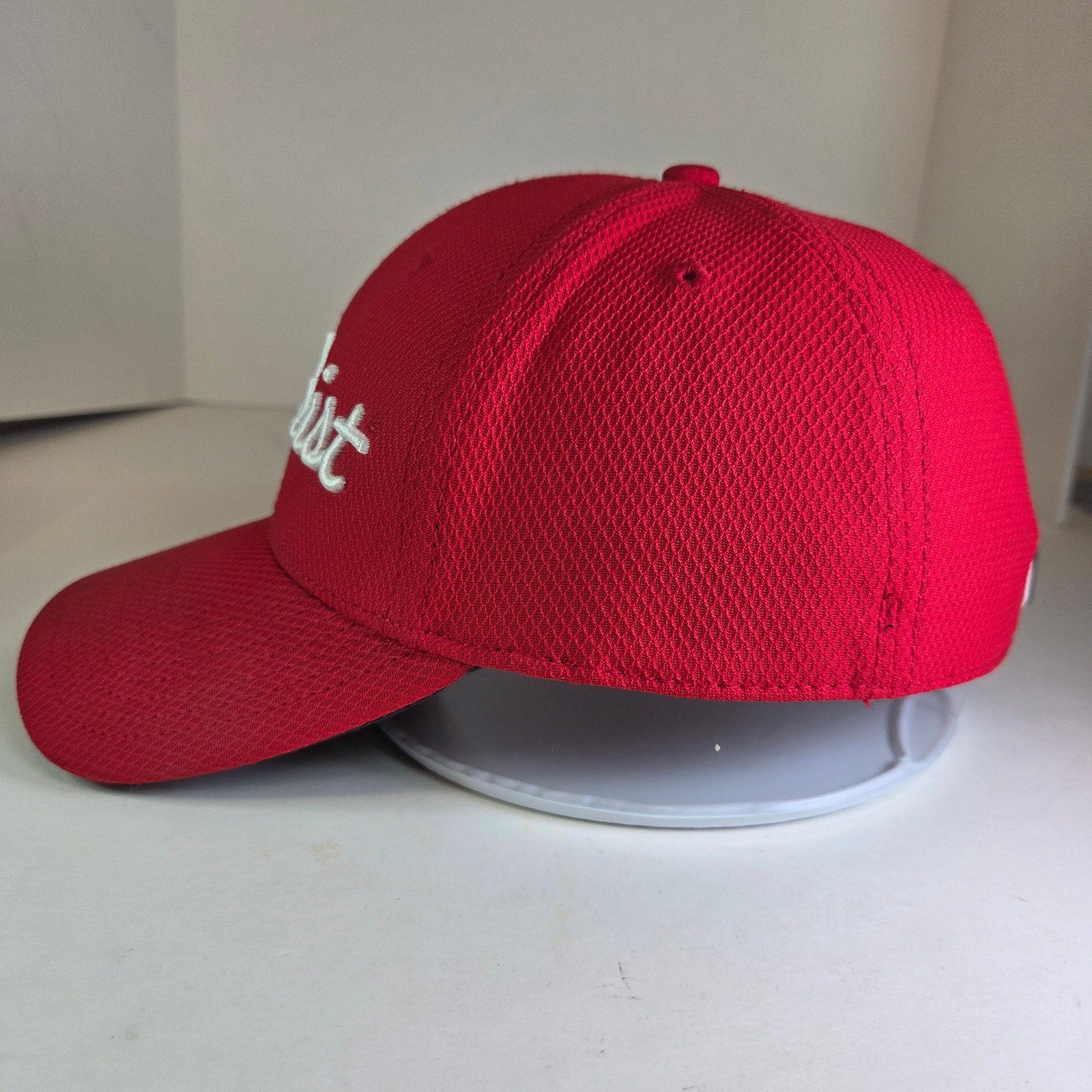 Titleist M/L Red Golf Cap A-Flex Fitted Mesh Polyester Hat White Logo