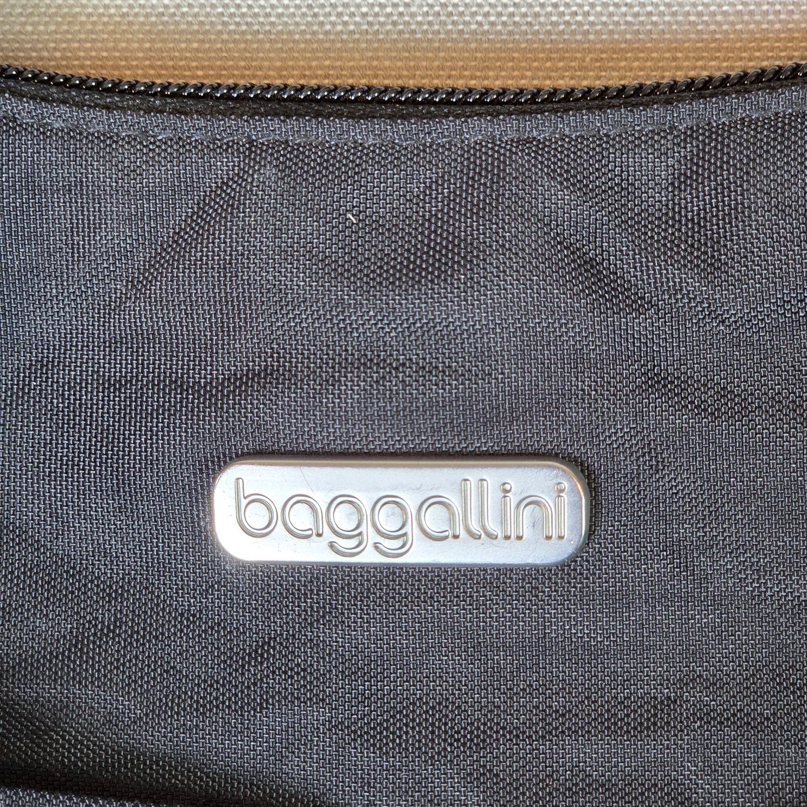 Baggallini Black Nylon Crossbody Purse Zipper Pockets Lightweight
