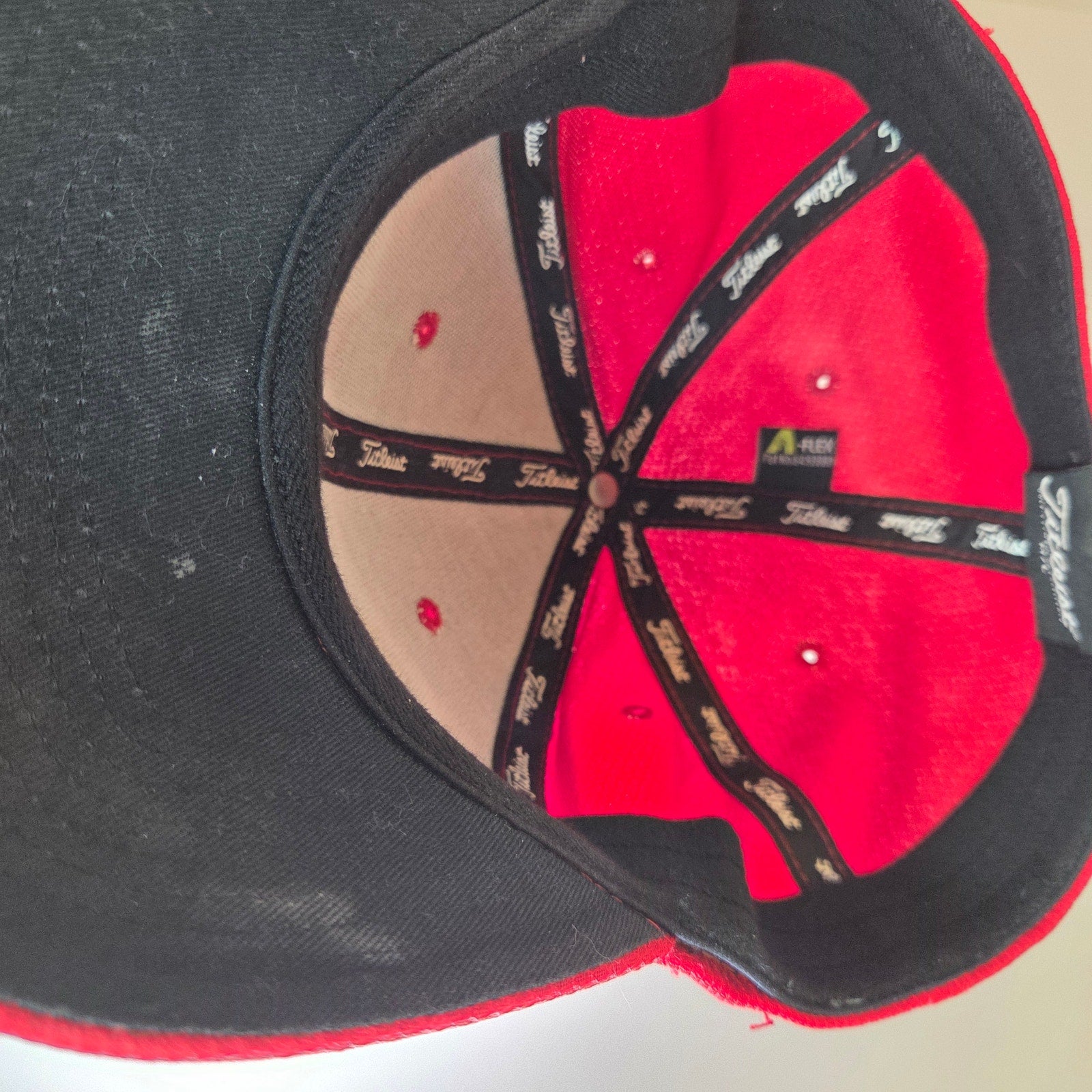 Titleist M/L Red Golf Cap A-Flex Fitted Mesh Polyester Hat White Logo