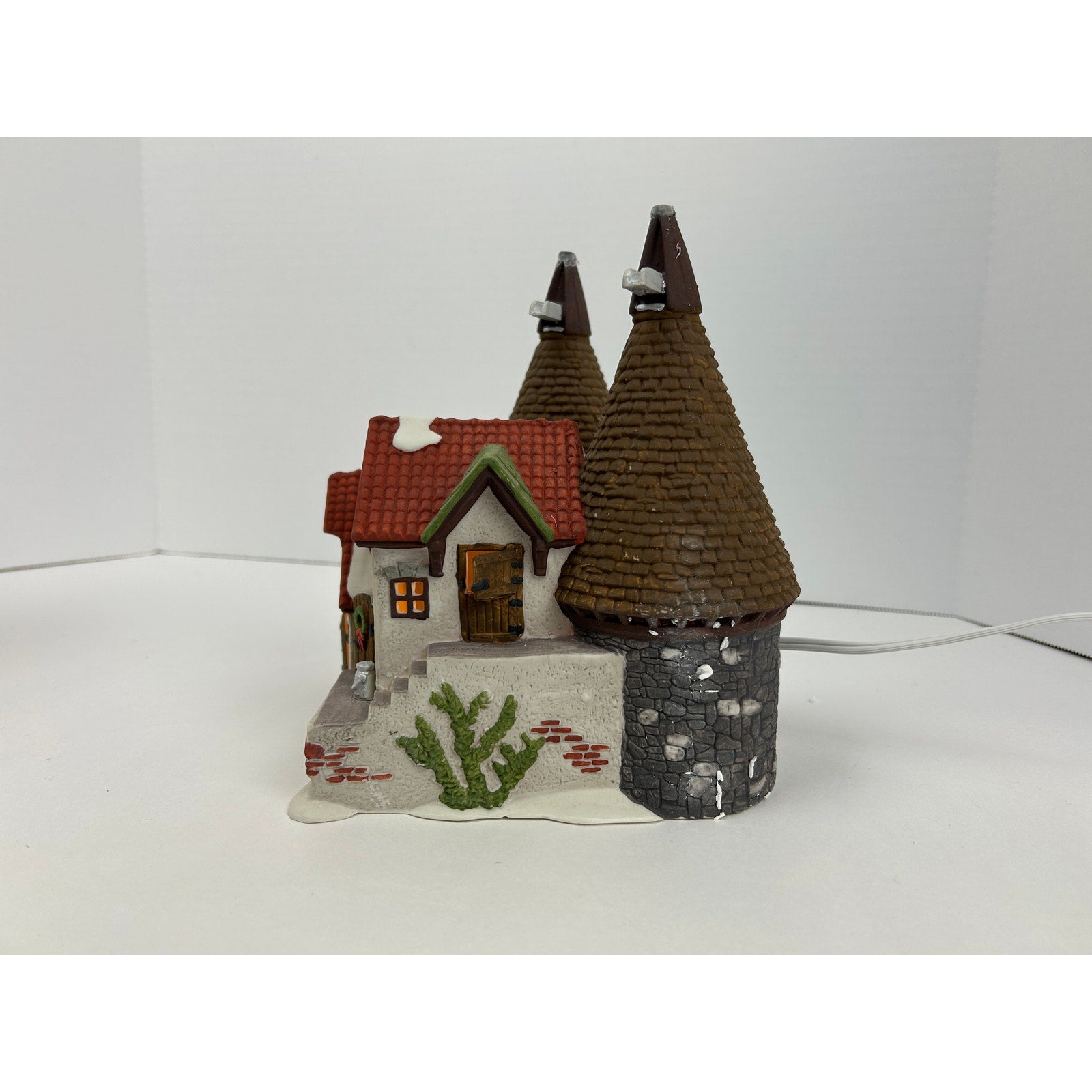 Department 56 Dickens Village Bishops Oast House Lighted Building with Box