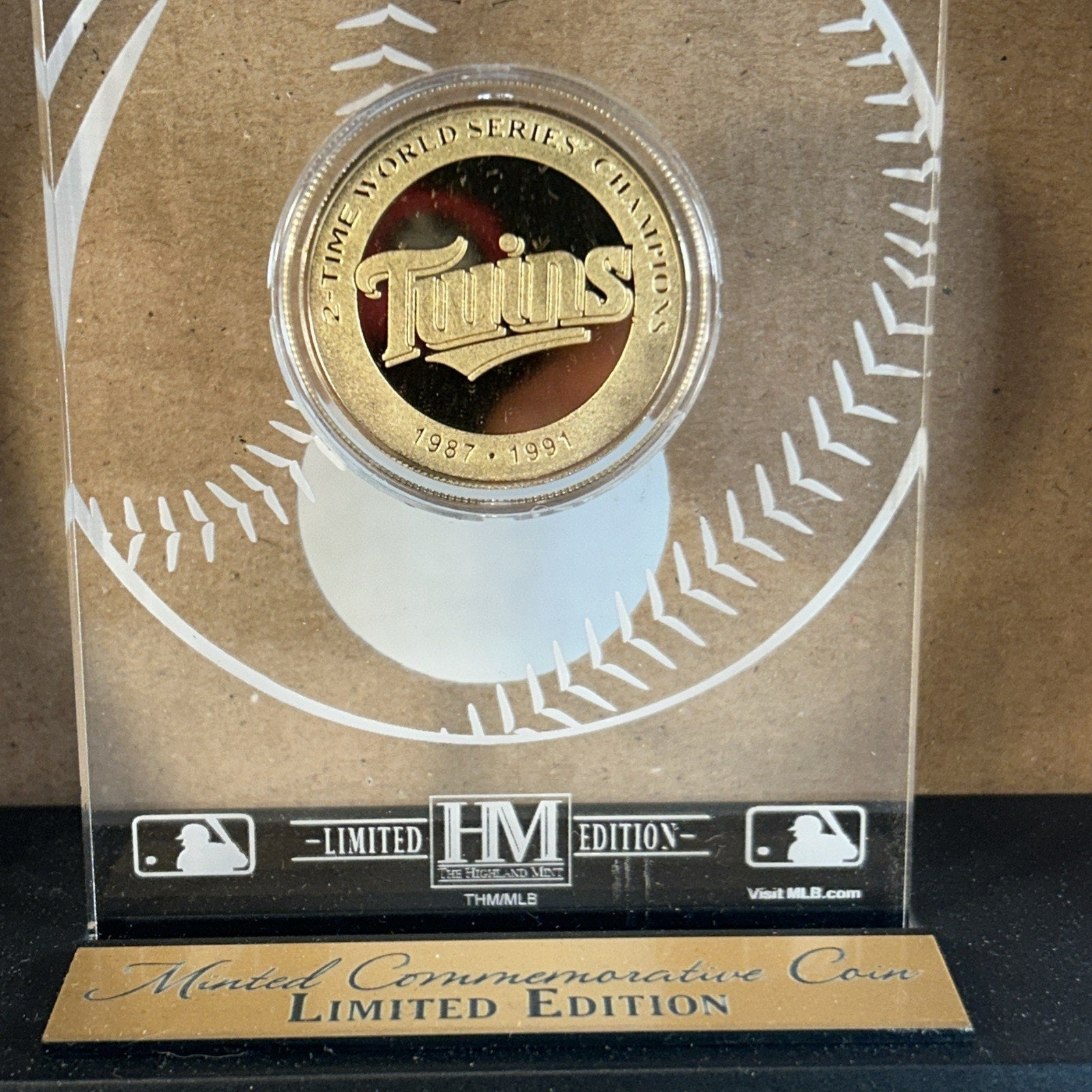 Highland Mint Minnesota Twins 2 Time World Series Coin Acrylic Display New