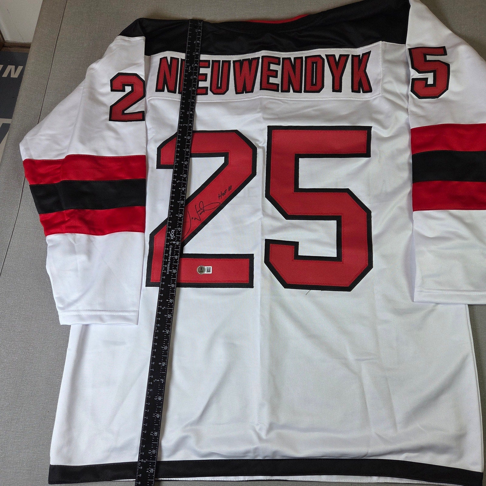 Joe Nieuwendyk Signed Devils Jersey HOF 11 Beckett Witness Auto