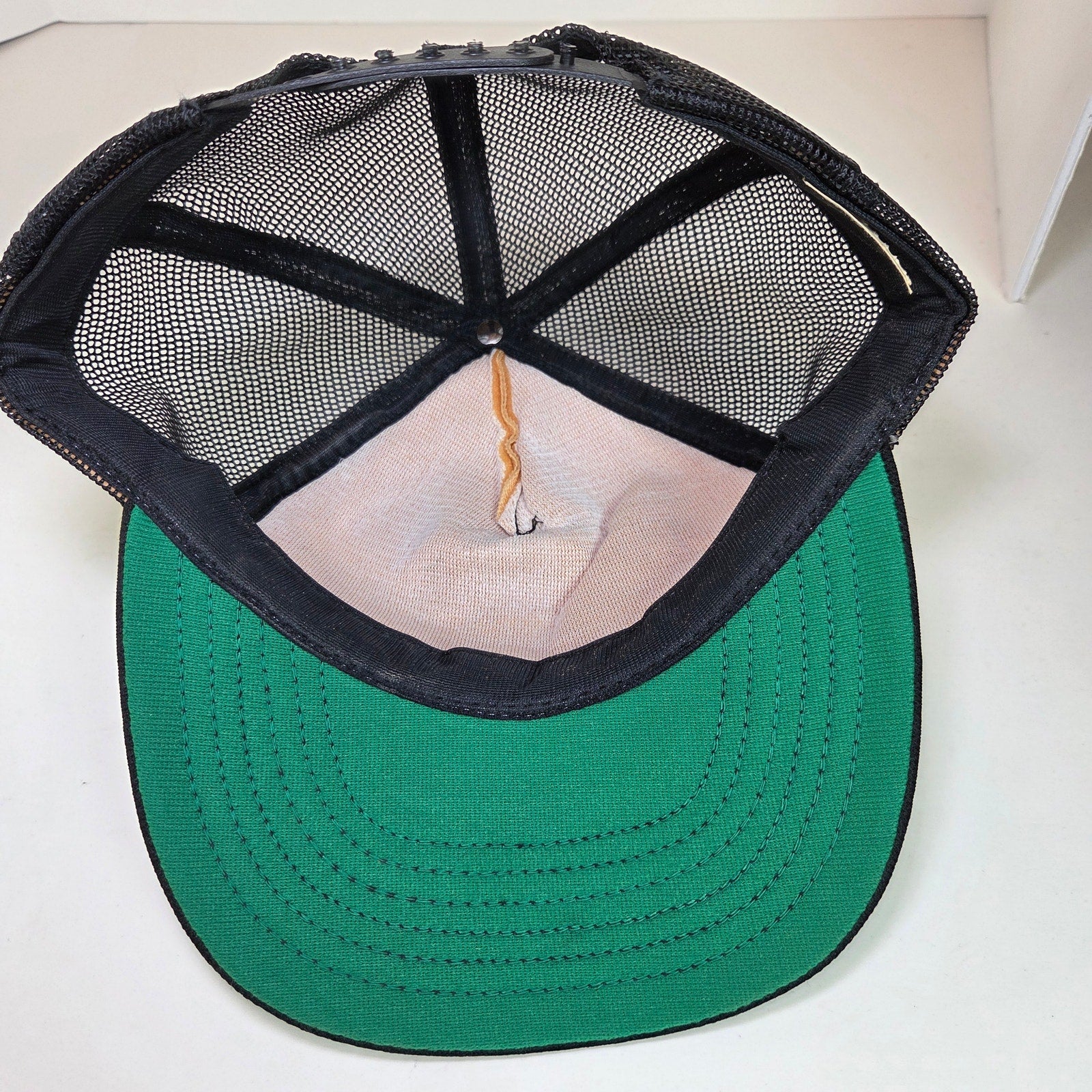 Vintage Chevrolet Bowtie Logo Trucker Hat Snapback Black Cream Mesh Foam Rot