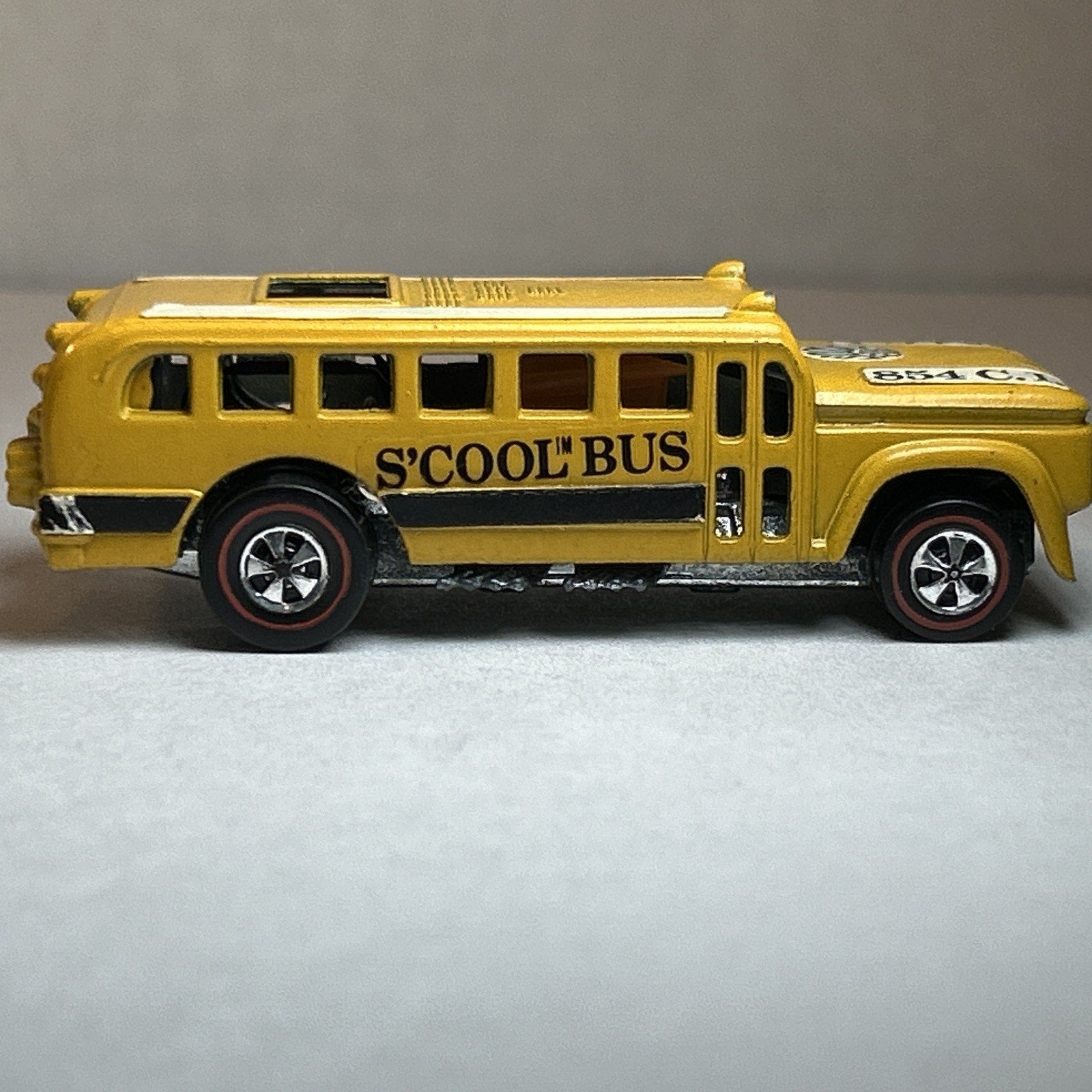 Hot Wheels Redline 1970 S’Cool Bus Yellow Near Mint w/ Button Heavyweights