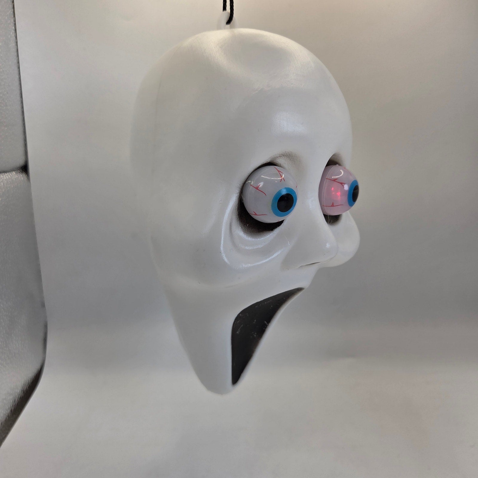 Unbranded Hanging Skull Flashing Bulging Eyes Battery Operated Halloween Decor