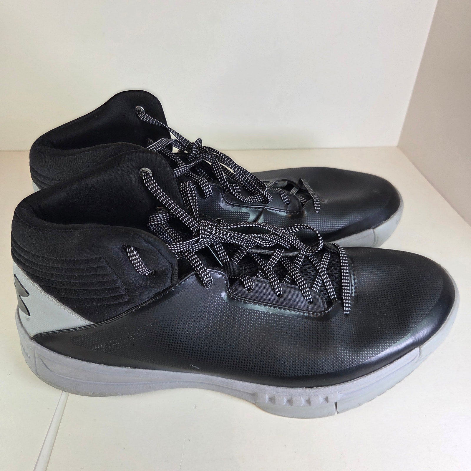Under Armour Lockdown 2 Basketball Shoes Men’s Size 13 Black/Grey 1303265-003