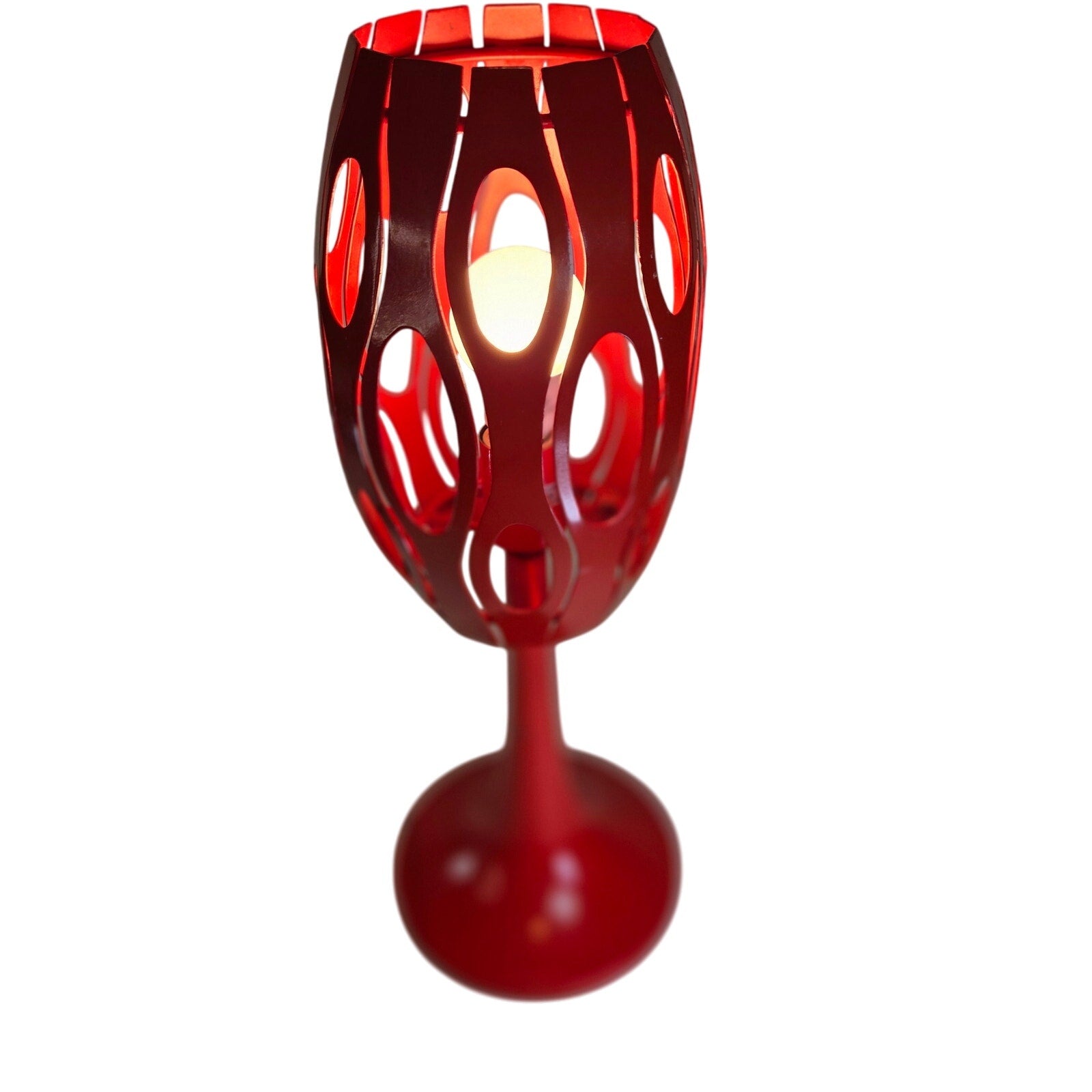 Retro Red Metal Cutout Table Lamp, 19.5″ Tall, Plug-In, Mid-Century Style
