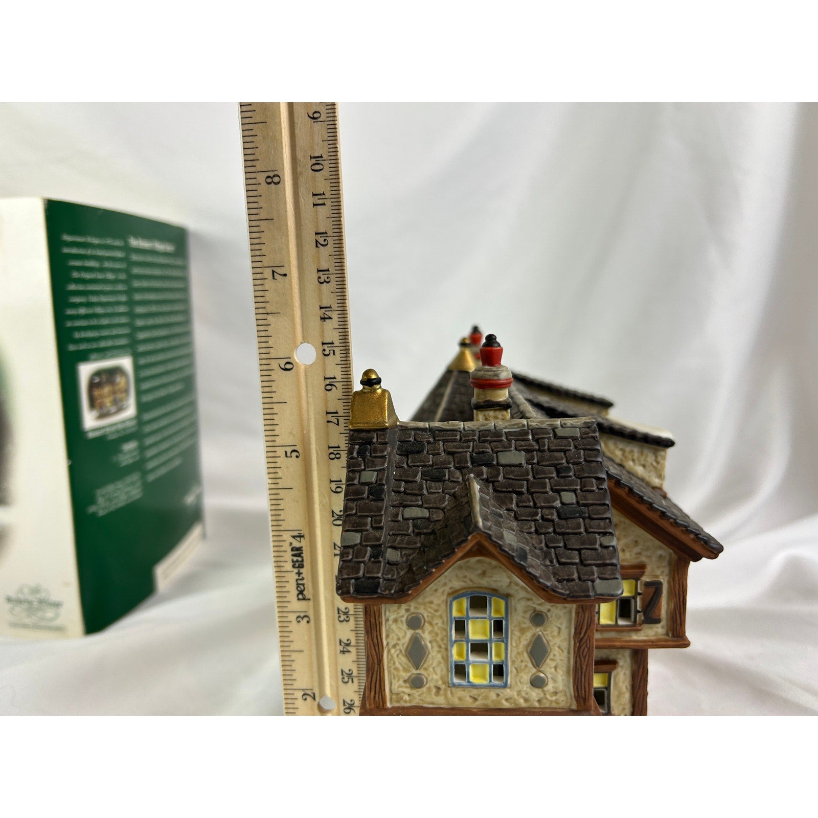 Department 56 Howard Street Row Houses Dickens Village 2004 Lighted Box