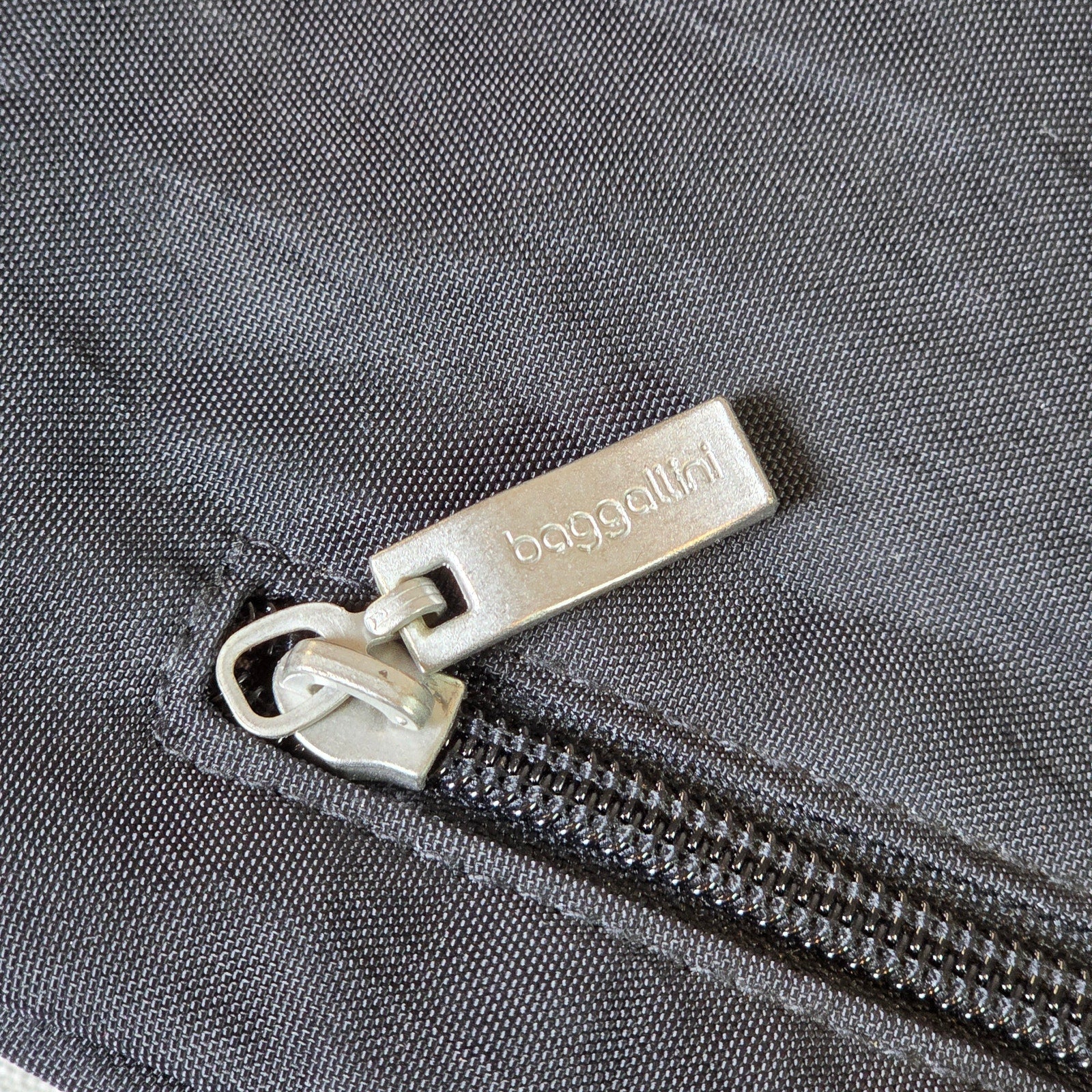 Baggallini Black Nylon Crossbody Purse Zipper Pockets Lightweight