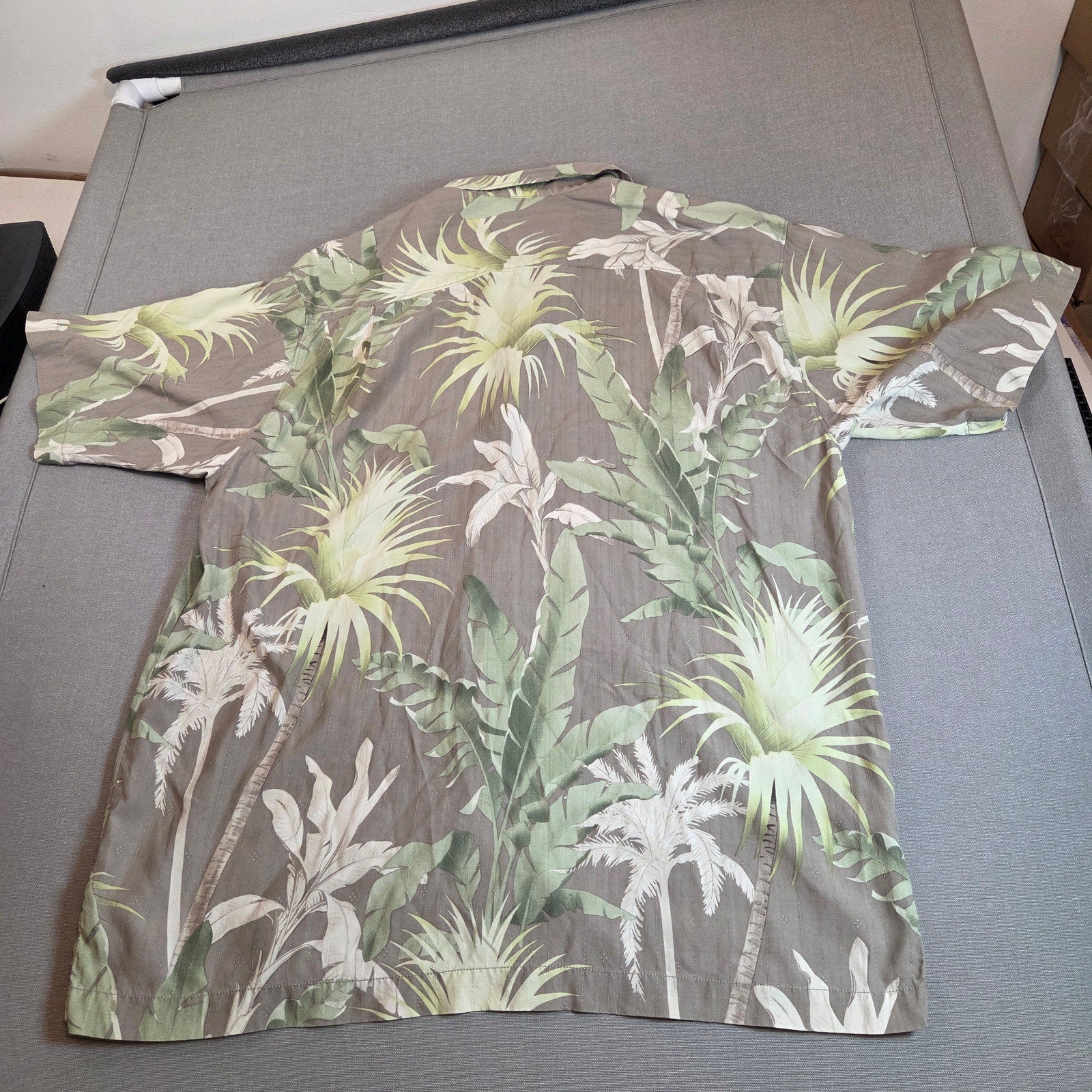Vintage Tommy Bahama Relax Silk Camp Shirt Men’s L Palm Leaf Hawaiian Top
