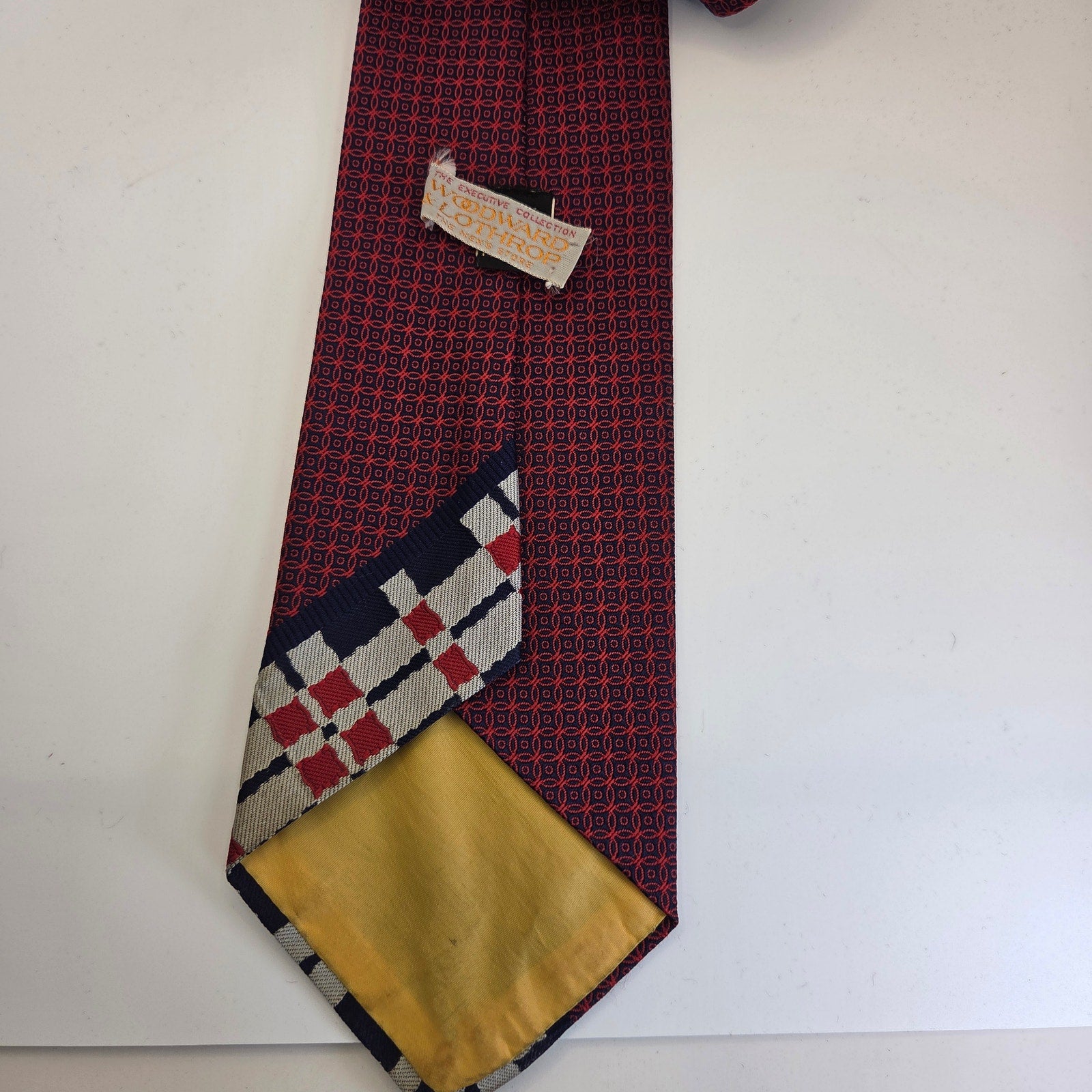 Vintage 1970s Woodward & Lothrop Mens Store Tie 4” Wide Burgundy Print