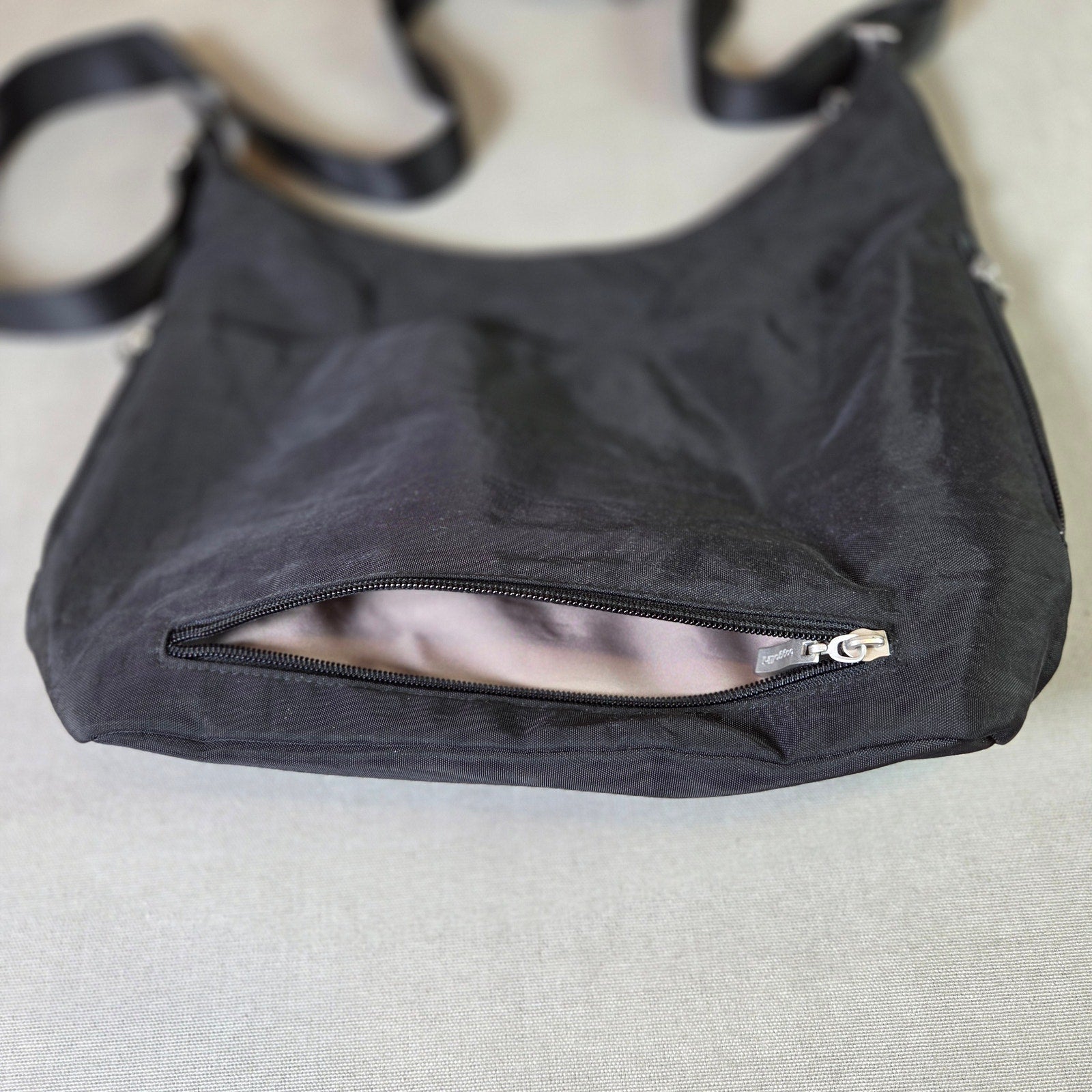 Baggallini Black Nylon Crossbody Purse Zipper Pockets Lightweight