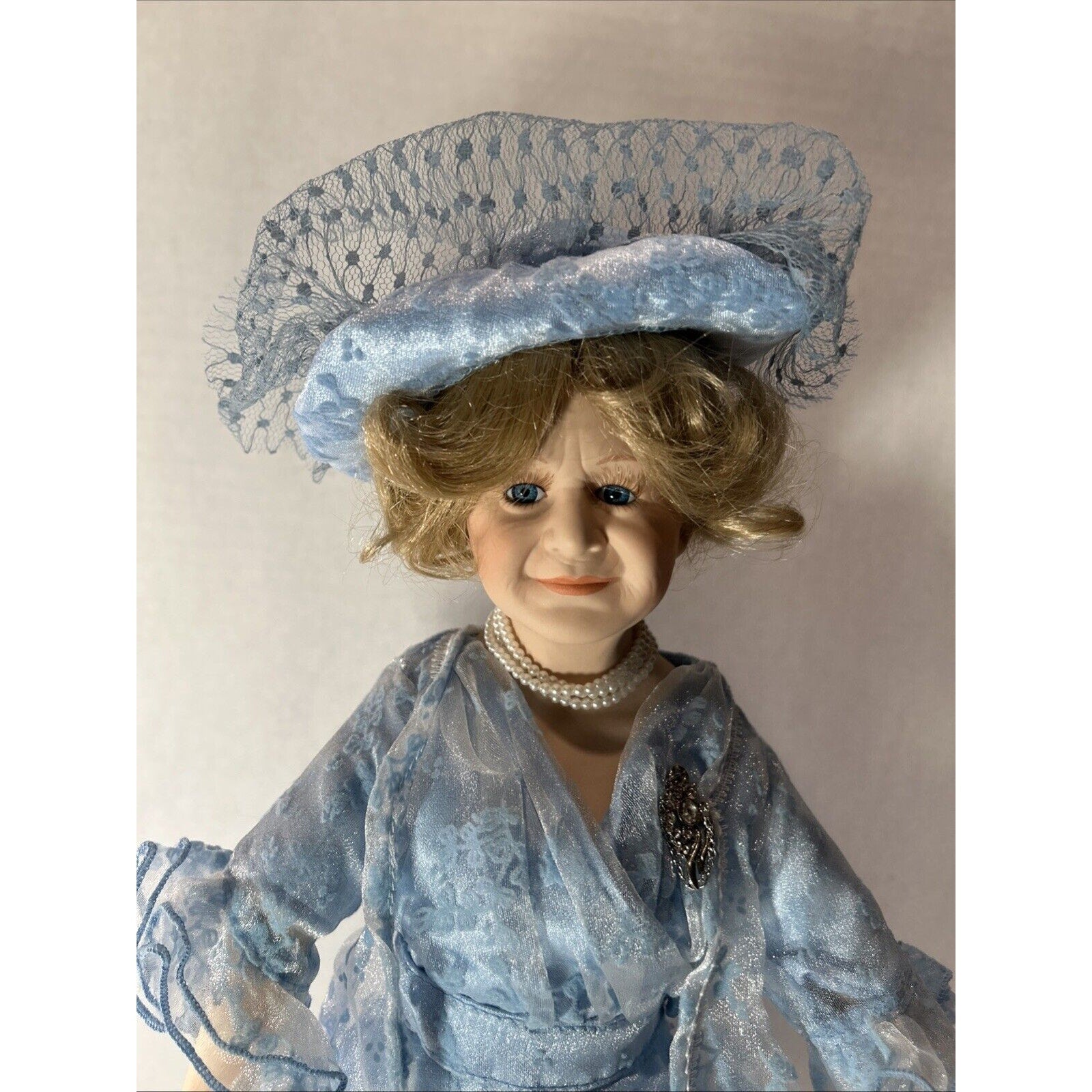 Show Stoppers Queen Mother 17" Porcelain Doll with Stand – British Royalty VTG