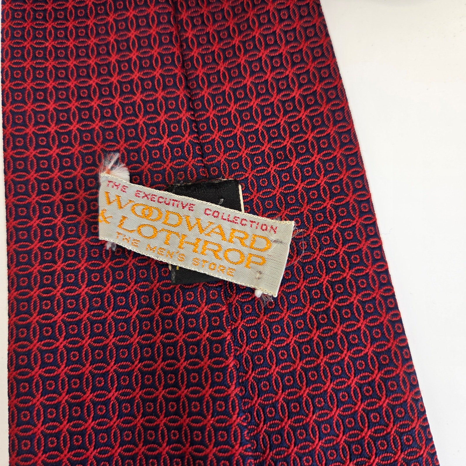 Vintage 1970s Woodward & Lothrop Mens Store Tie 4” Wide Burgundy Print