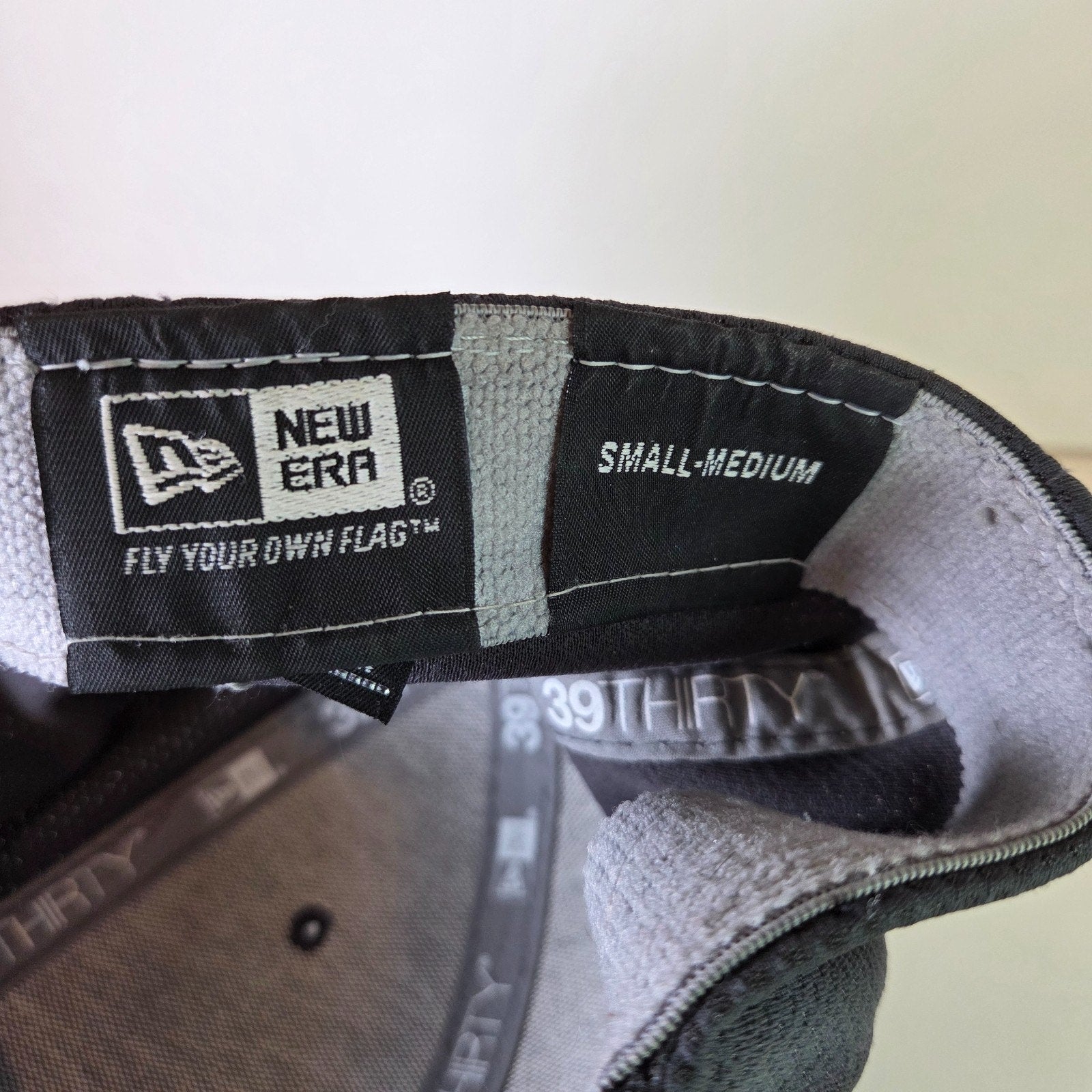 Wisconsin Badgers New Era 39THIRTY Fitted Hat Gray Mesh Size S/M Stretch Fit