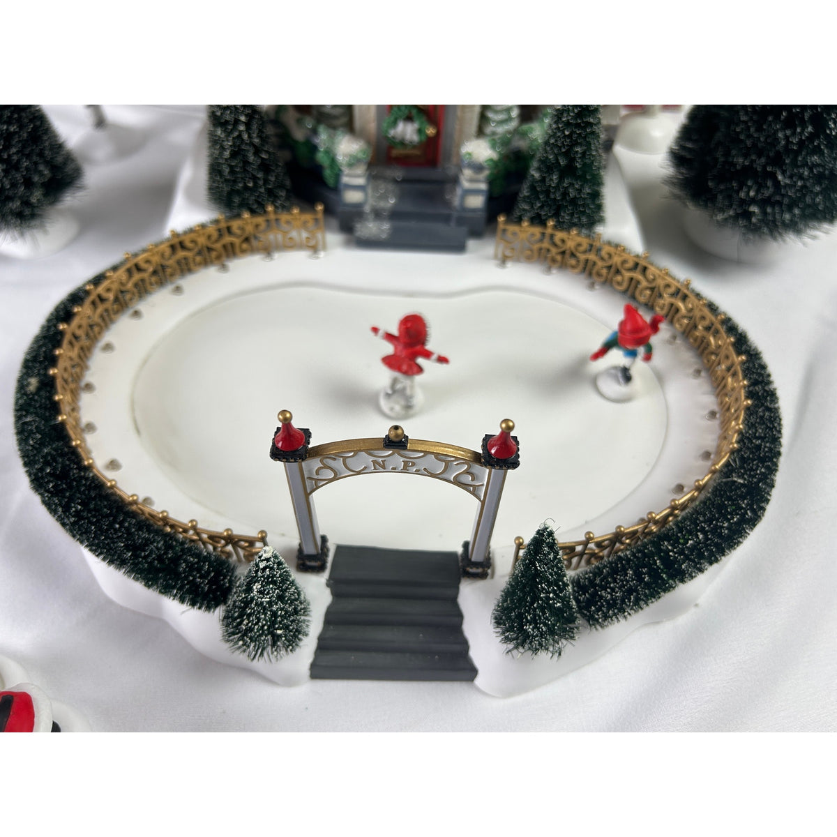 Dept 56 Glacier Park Pavilion 56745 North Pole Animated Skating Rink Complete