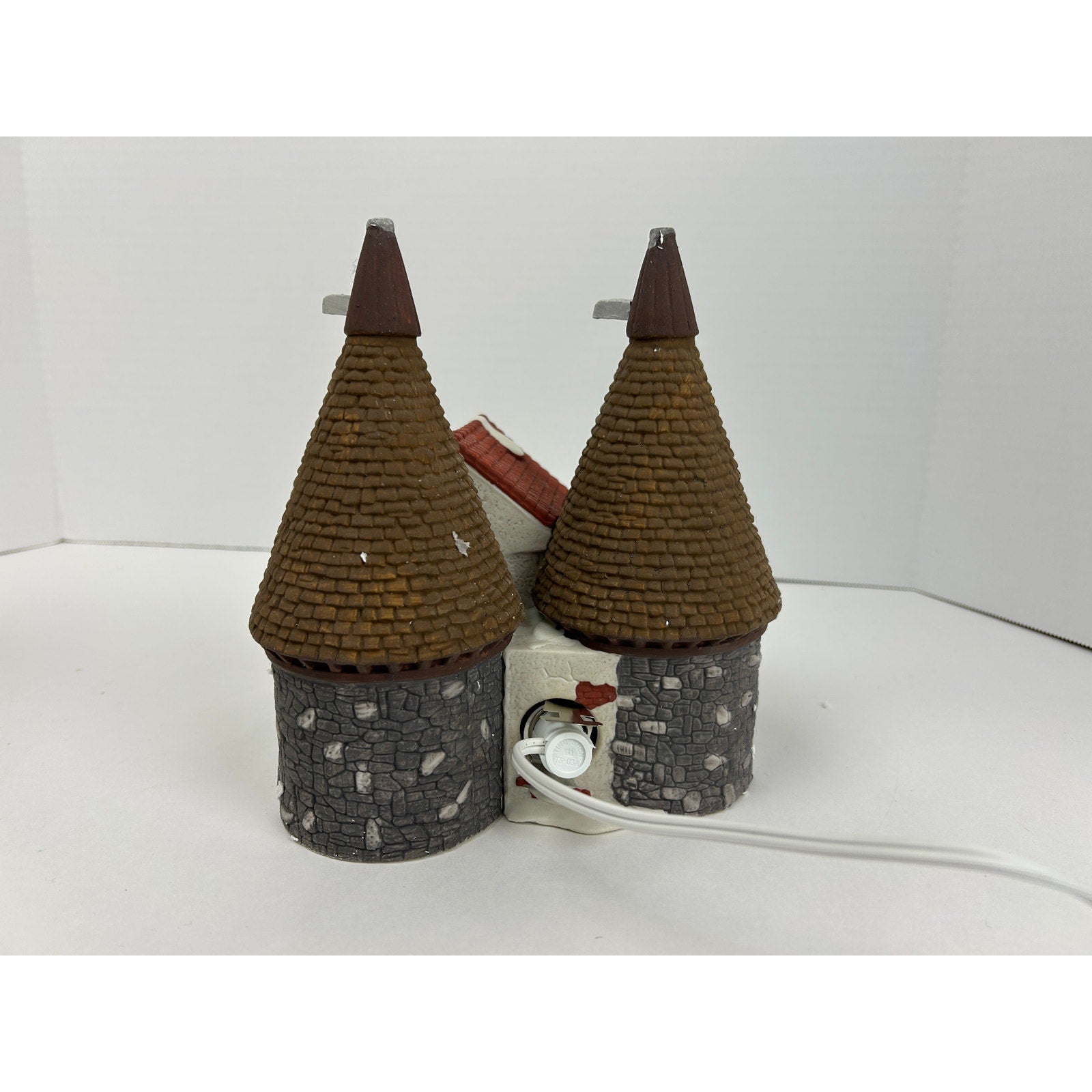 Department 56 Dickens Village Bishops Oast House Lighted Building with Box