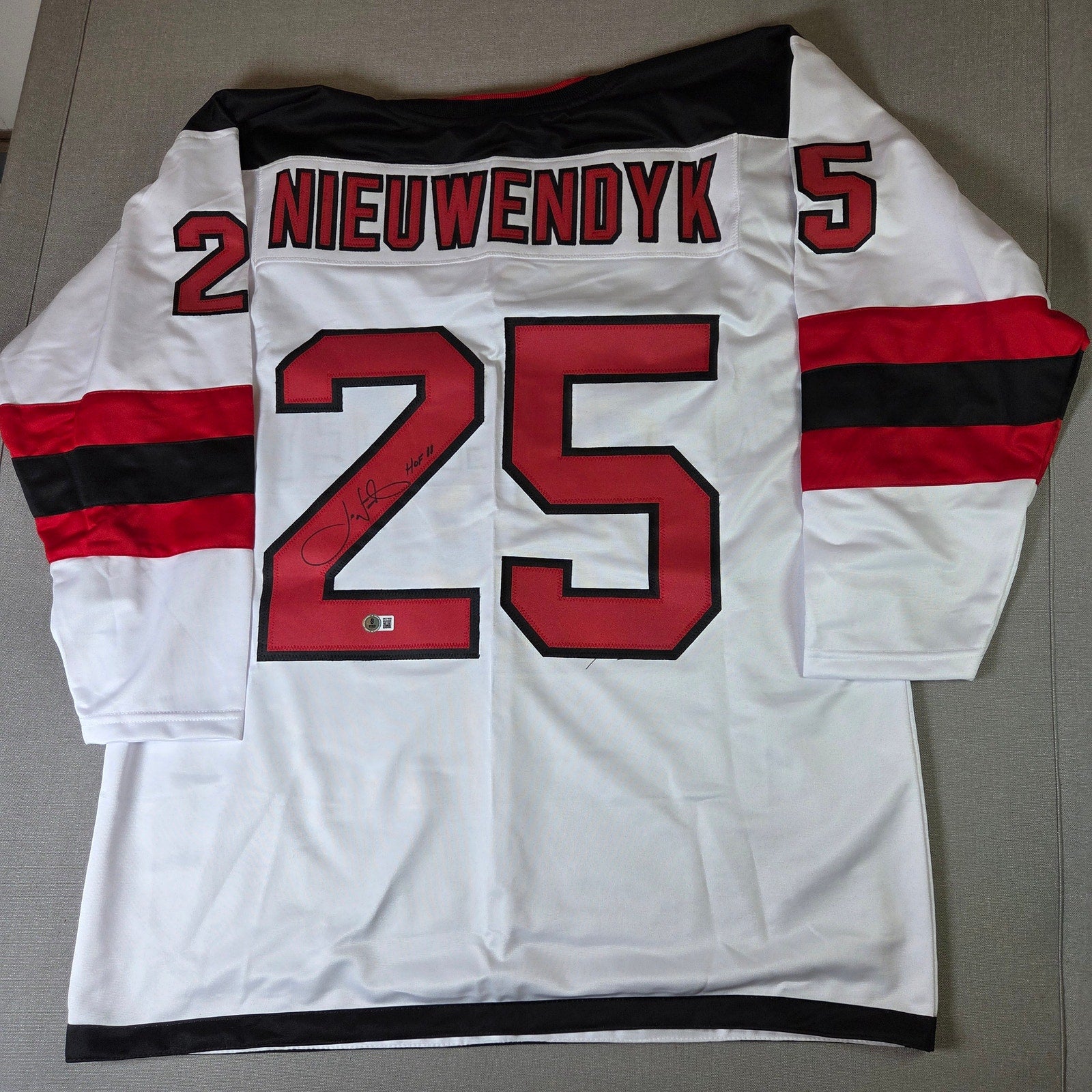 Joe Nieuwendyk Signed Devils Jersey HOF 11 Beckett Witness Auto
