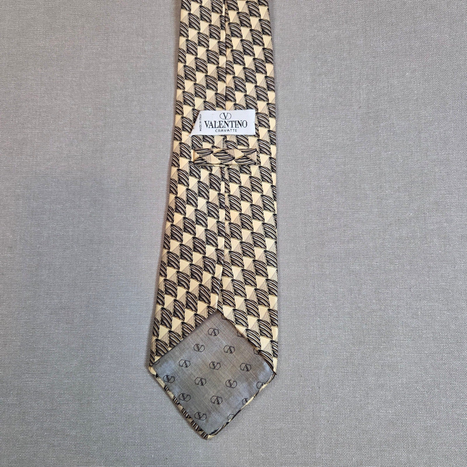 Valentino Cravatte Silk Tie Geometric Pattern Gold Black Made in Italy 58x4
