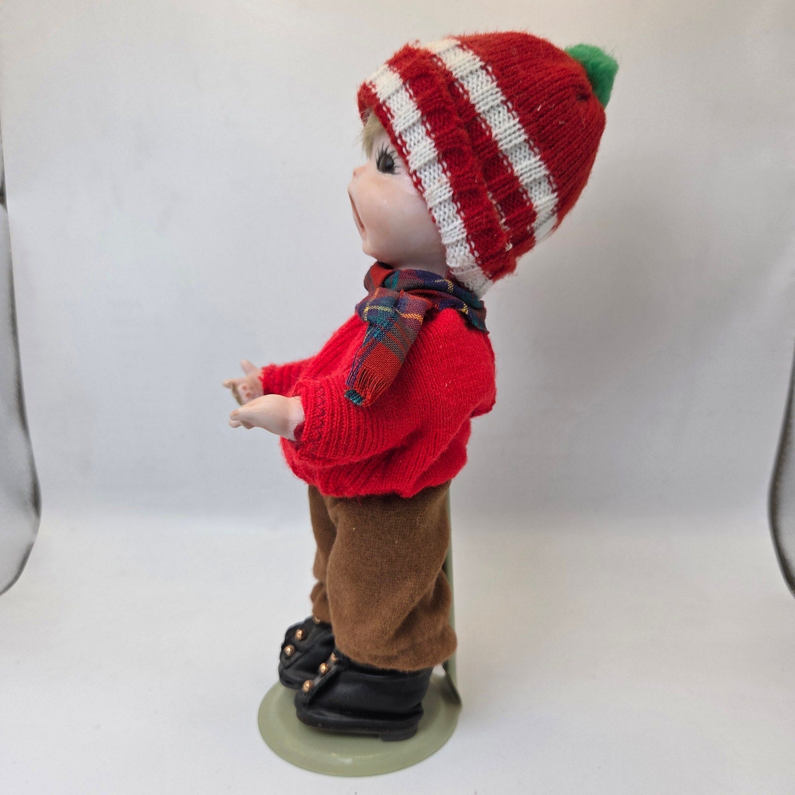 Vintage 1989 Porcelain Caroler Doll Christmas Figurine w Stand 9.5”