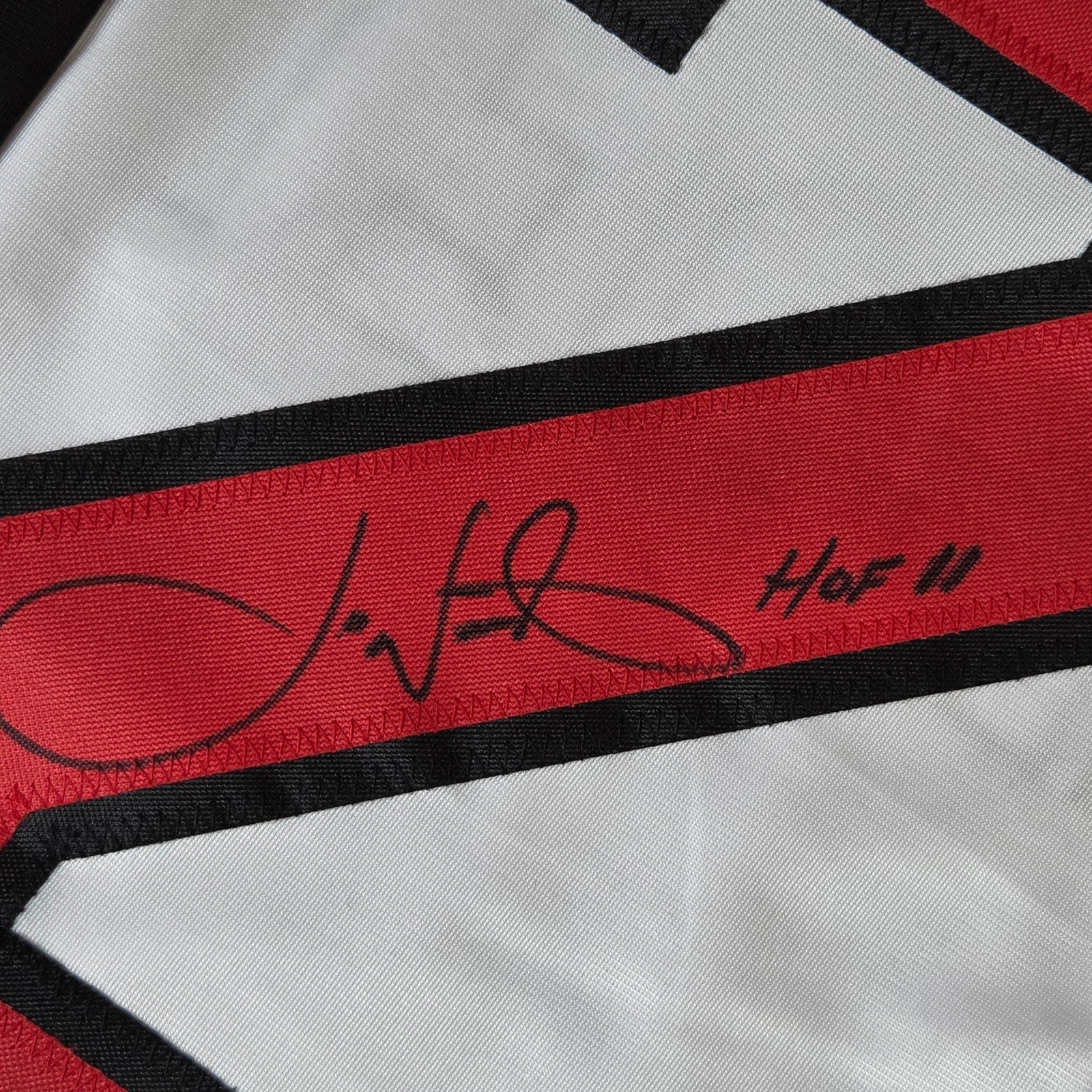 Joe Nieuwendyk Signed Devils Jersey HOF 11 Beckett Witness Auto