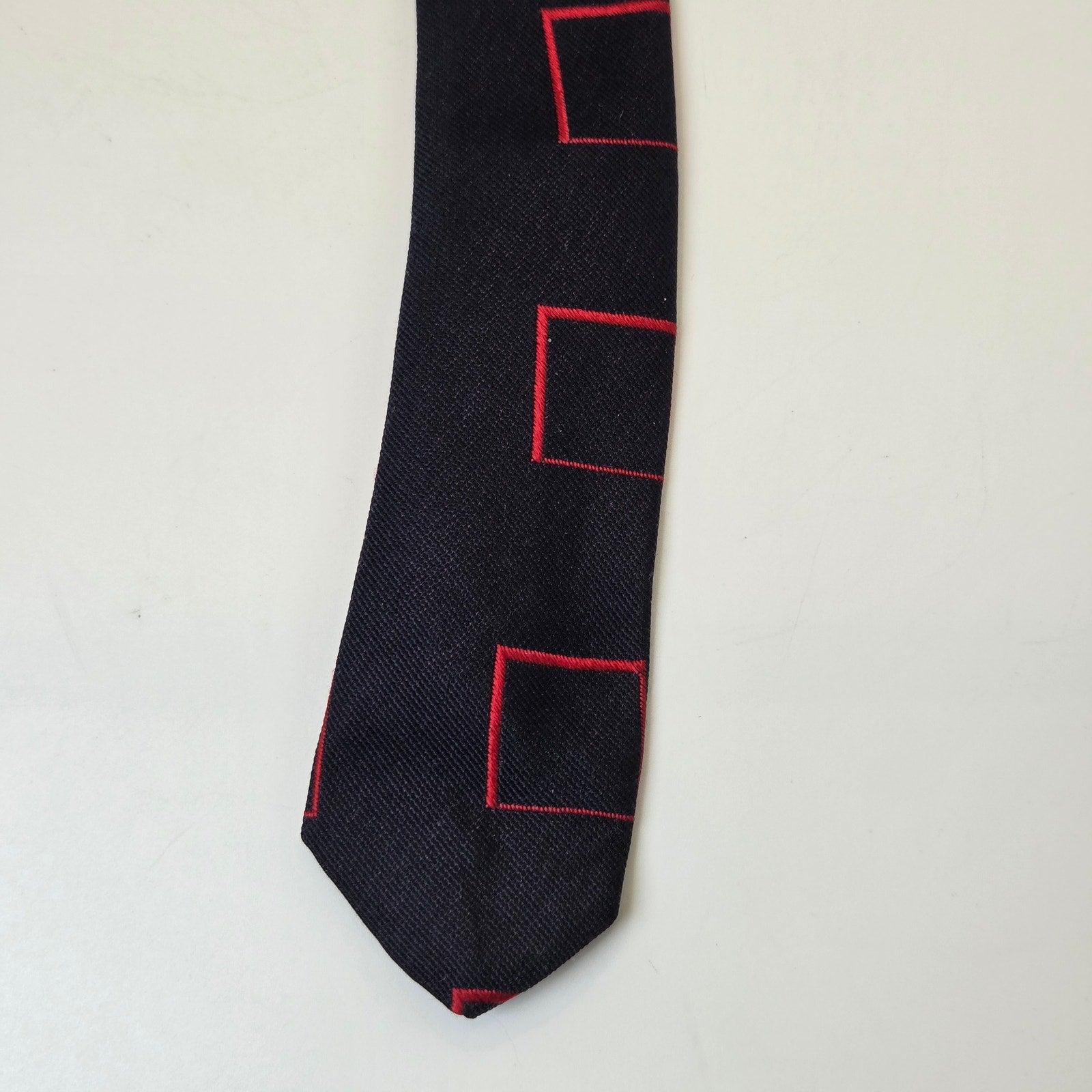 DKNY Silk Tie Navy Blue Red Square Geometric 3.75 Classic 57 Mens USA