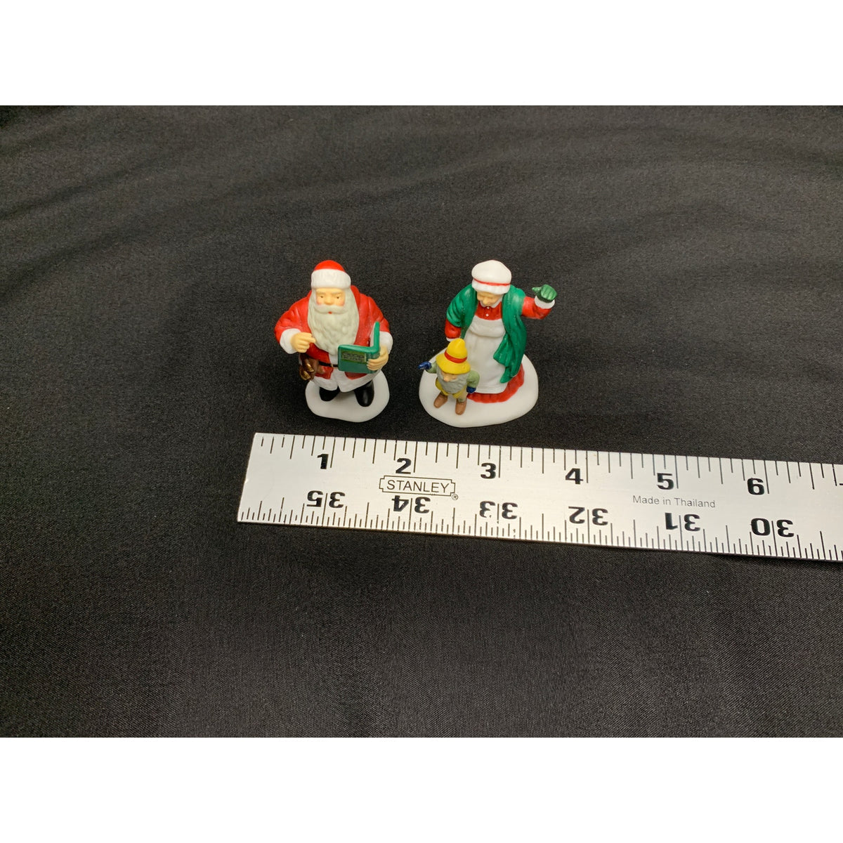 Dept 56 Santa & Mrs Claus 56090 North Pole Series Set of 2 Retired Village