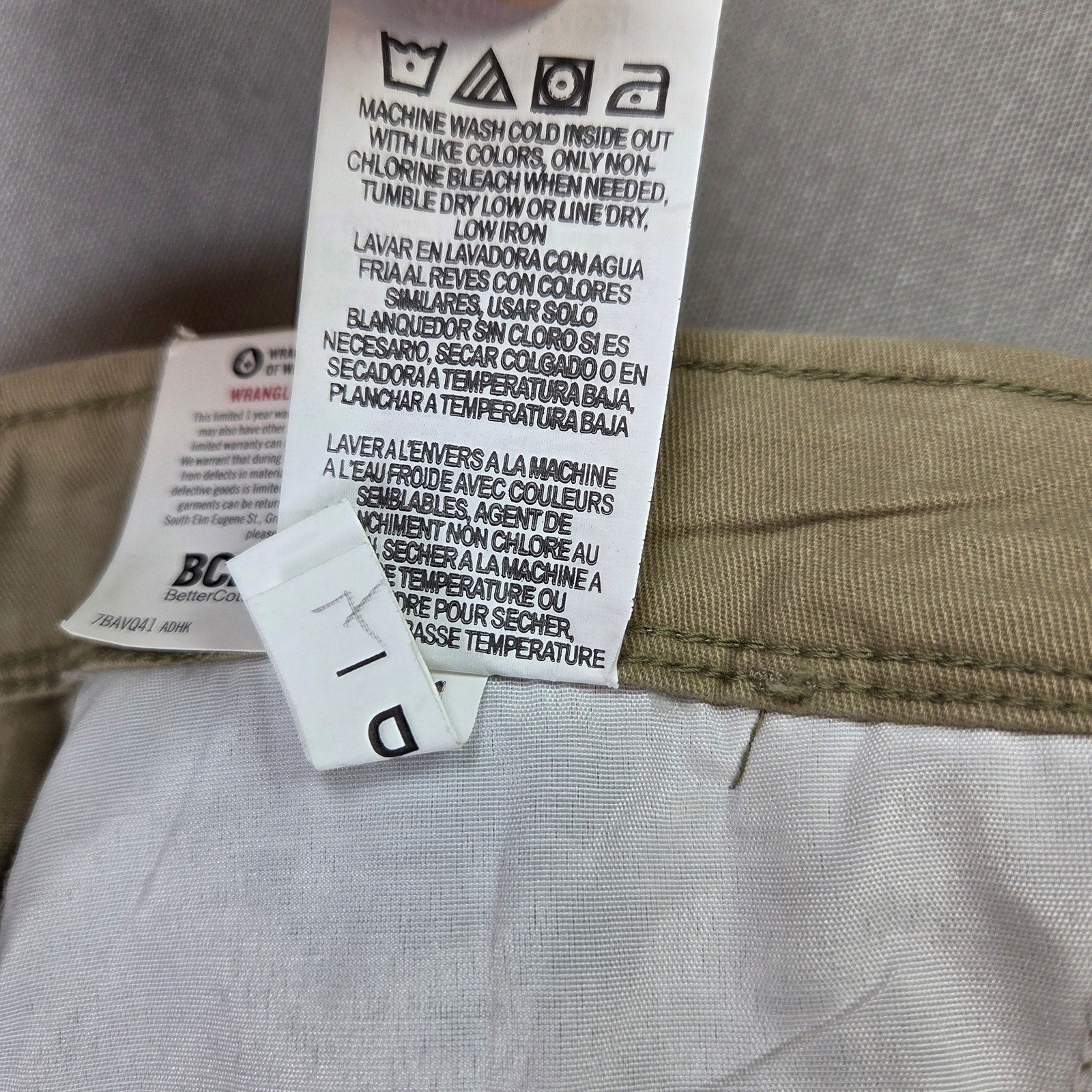 Wrangler Five Star Premium Relaxed Fit Cargo Shorts Khaki 46x10 NWT New