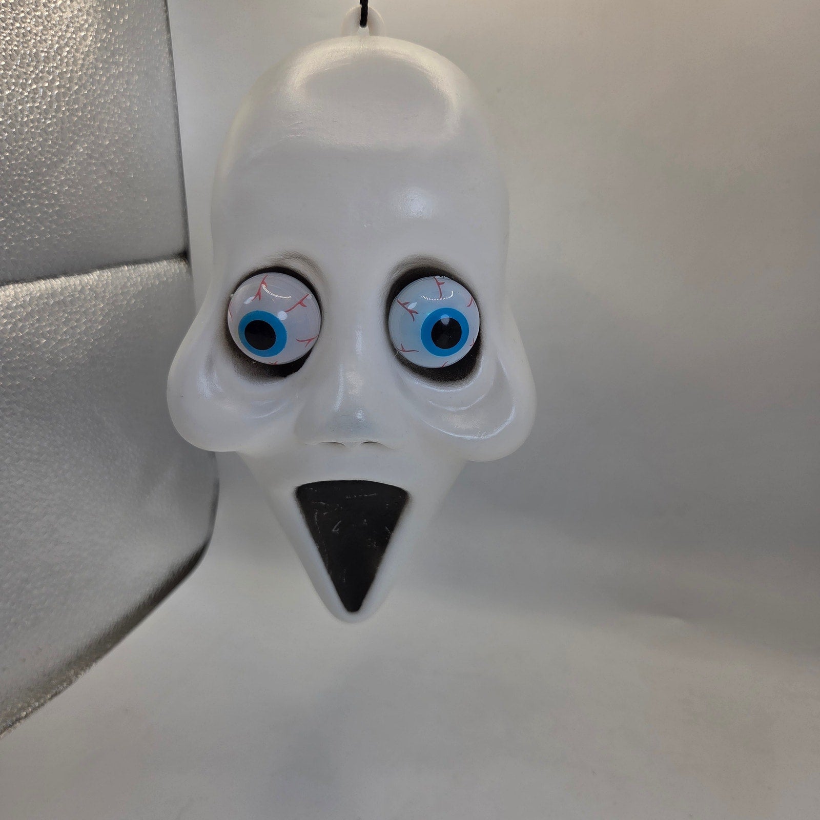 Unbranded Hanging Skull Flashing Bulging Eyes Battery Operated Halloween Decor
