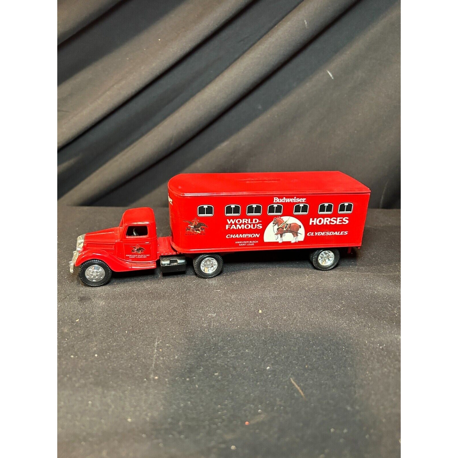 Vintage Ertl Budweiser World Famous Clydesdales Horse Bank 1941 Ford 1:43
