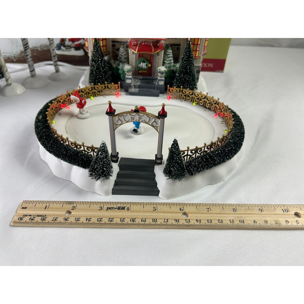 Dept 56 Glacier Park Pavilion 56745 North Pole Animated Skating Rink Complete