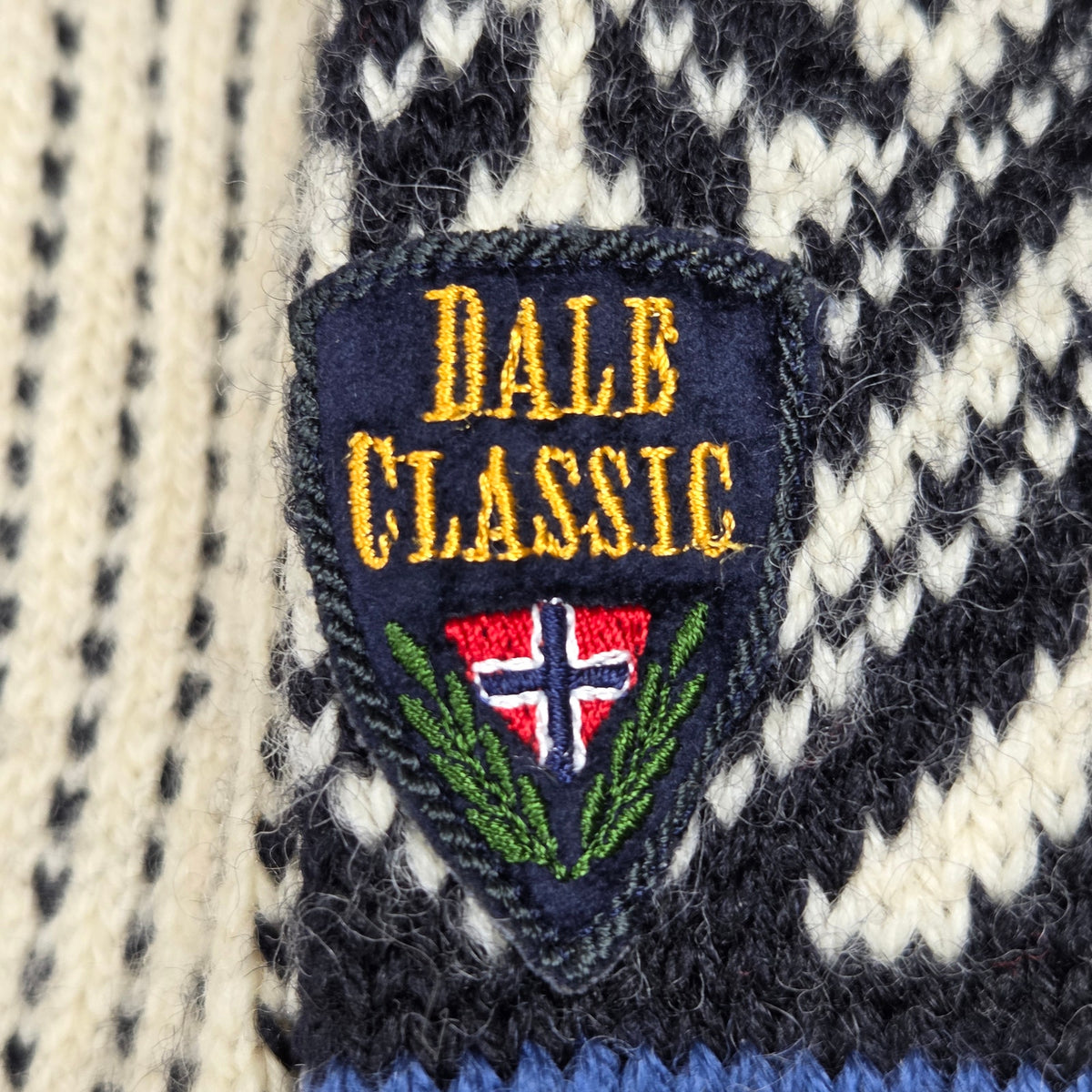 Dale of Norway Classic Wool Sweater Mens M Norwegian Knit Metal Clasps