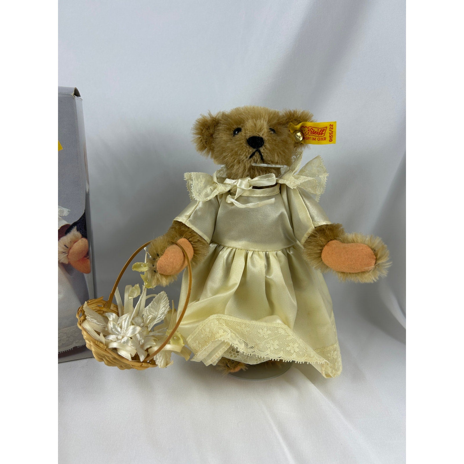 Steiff Flower Bearer 0155 22 Strong Museum Bear w Box Vintage Mohair