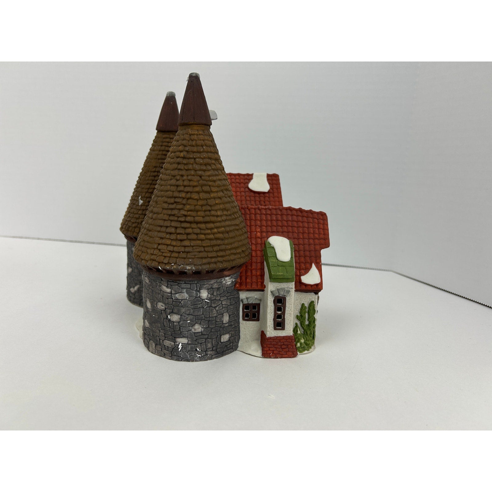 Department 56 Dickens Village Bishops Oast House Lighted Building with Box