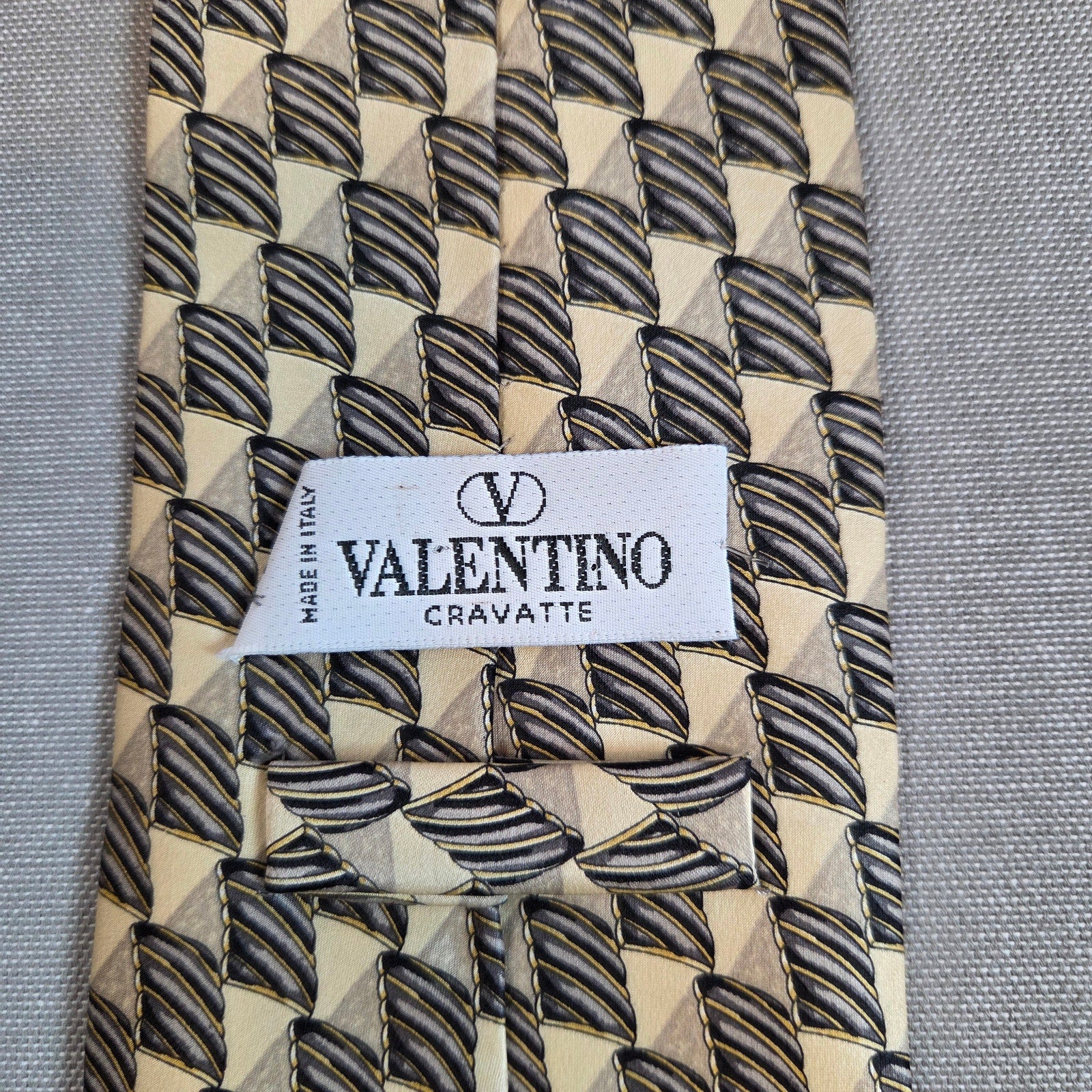 Valentino Cravatte Silk Tie Geometric Pattern Gold Black Made in Italy 58x4