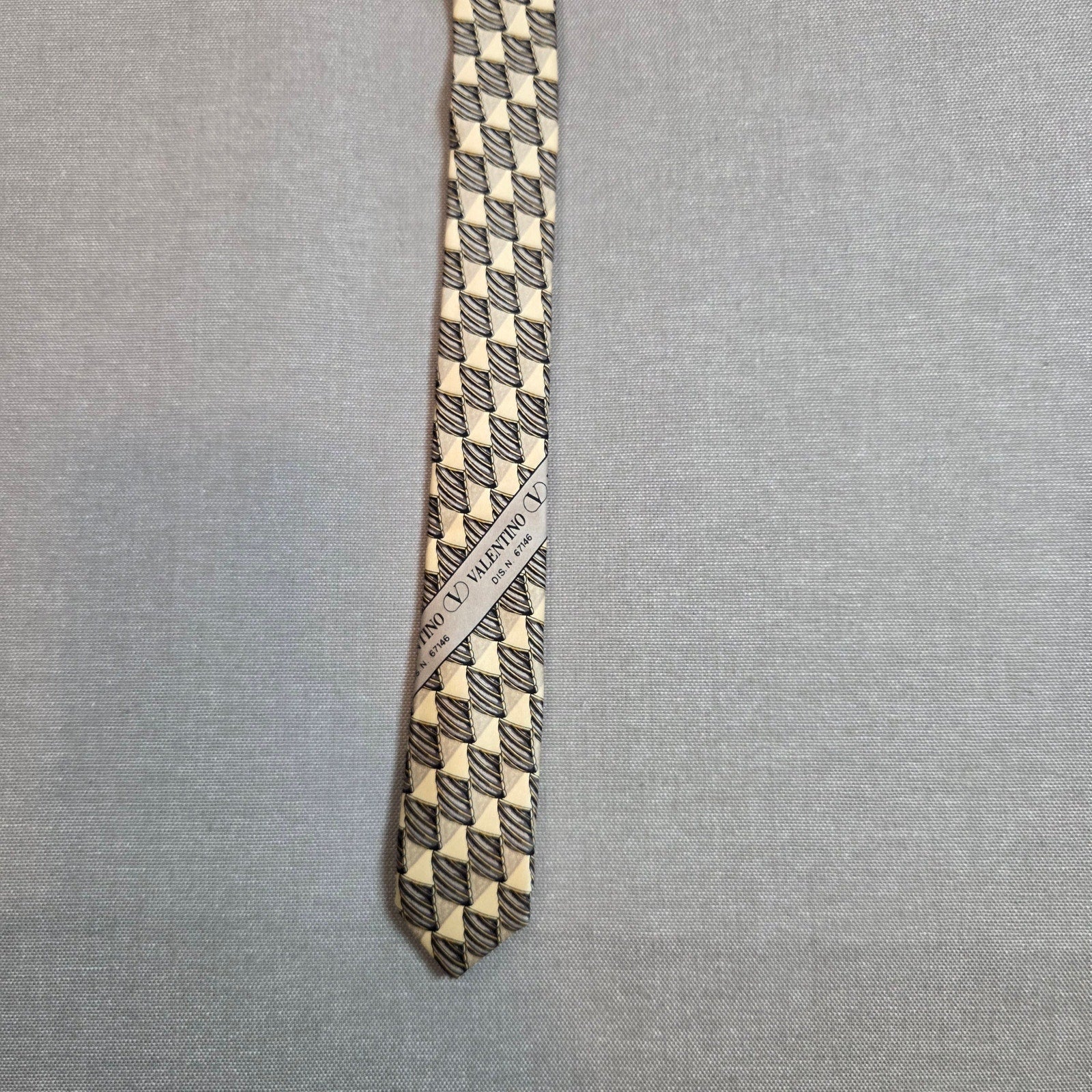 Valentino Cravatte Silk Tie Geometric Pattern Gold Black Made in Italy 58x4