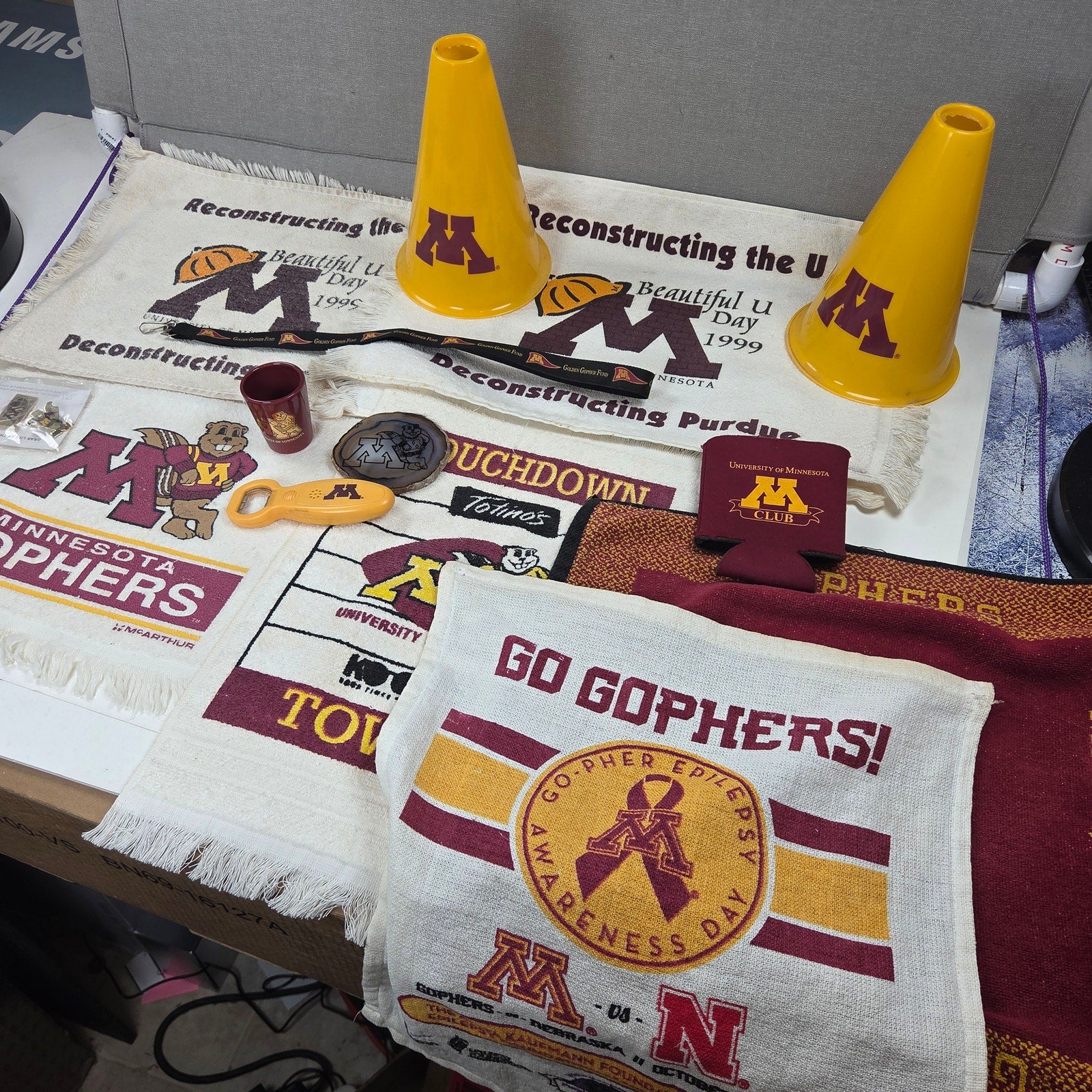 University Minnesota Golden Gophers Fan Lot Towels Pins Lanyard Koozie More