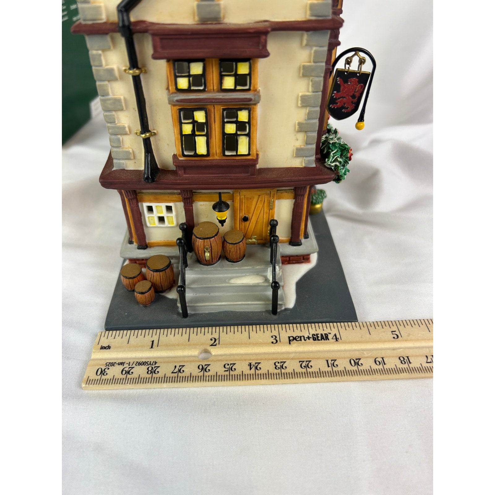 Department 56 Red Lion Pub Dickens Village 2004 Special Edition