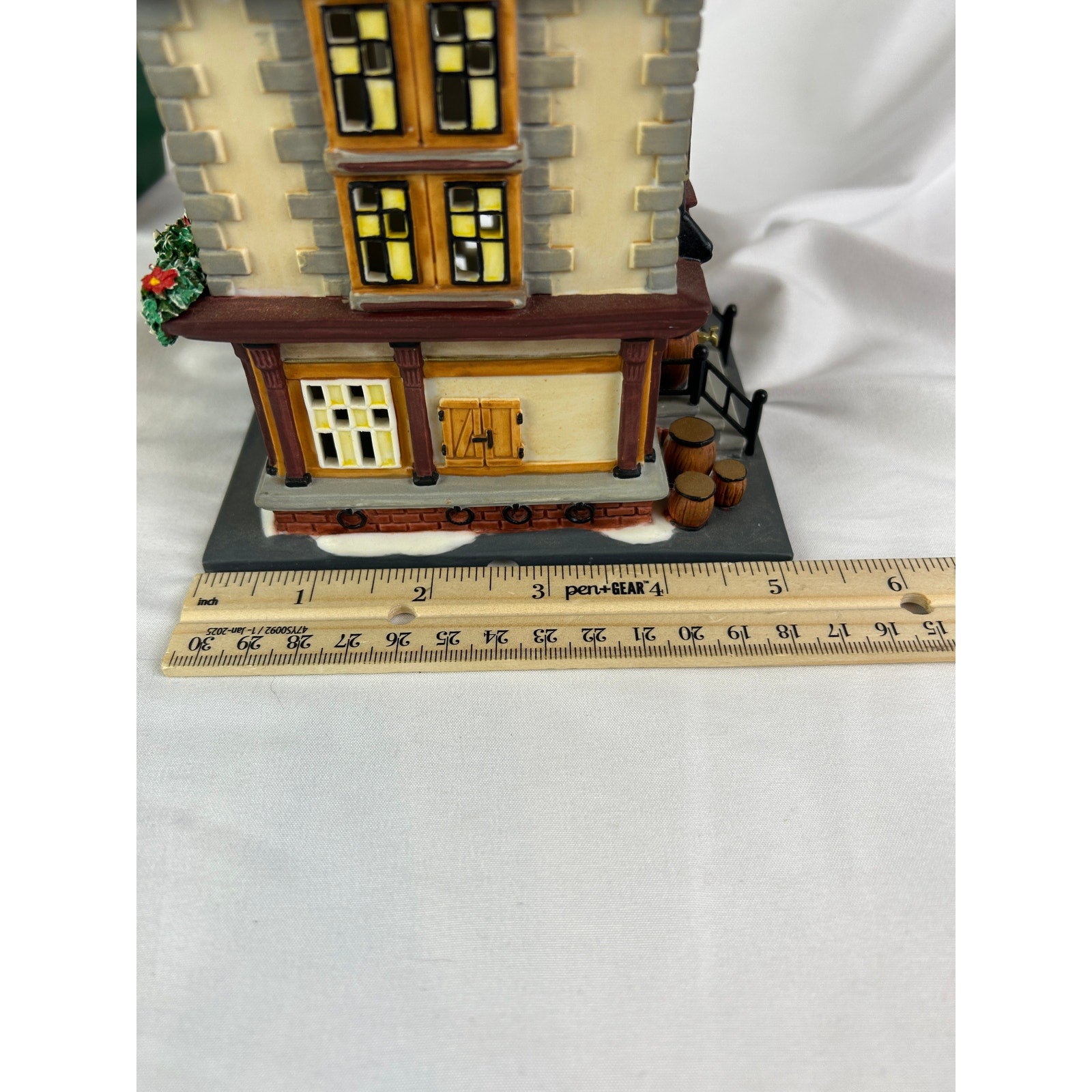 Department 56 Red Lion Pub Dickens Village 2004 Special Edition